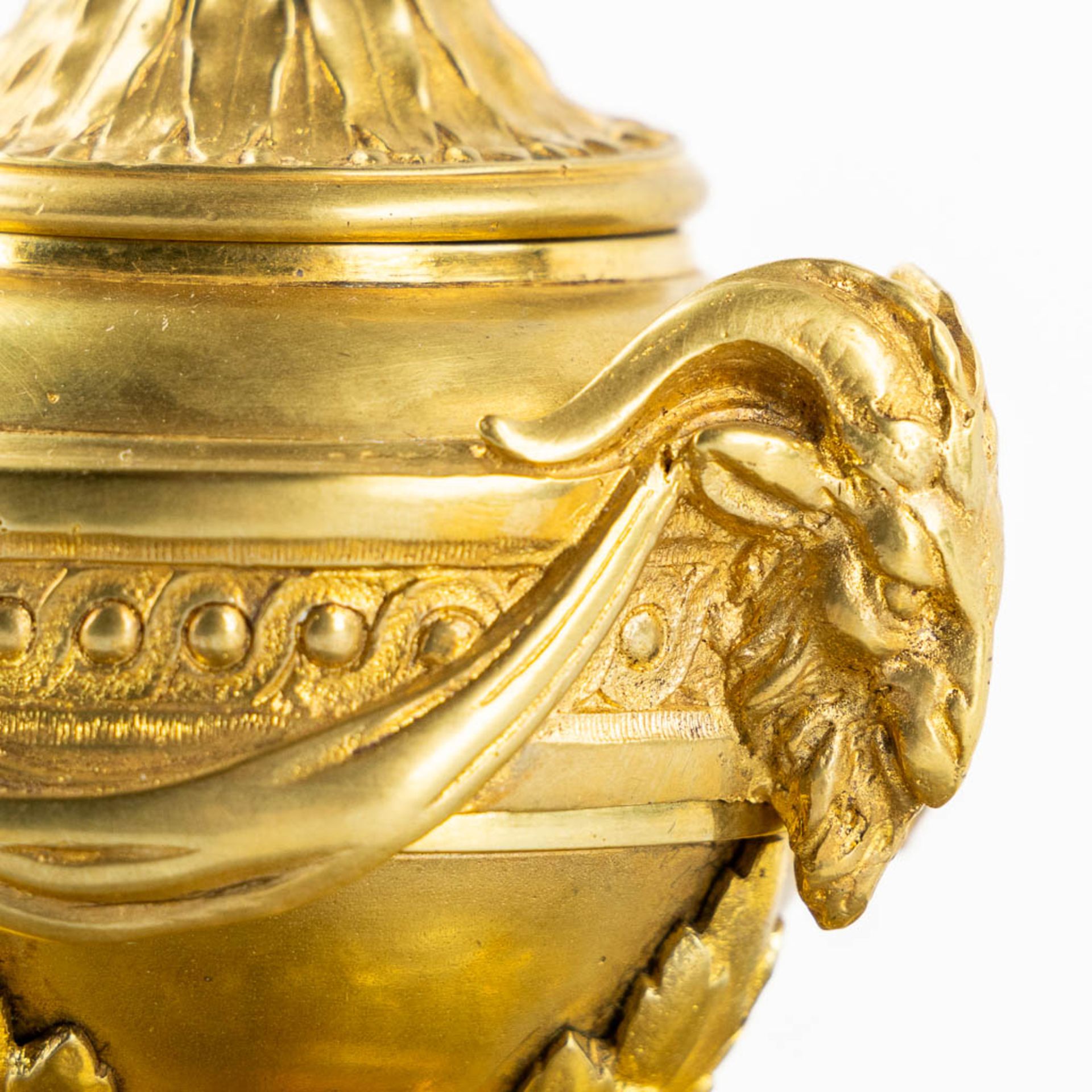 An inkpot decorated with ram's and garlands heads in Louis XVI style. Gilt bronze. (H:13 x D:19 cm) - Bild 10 aus 12
