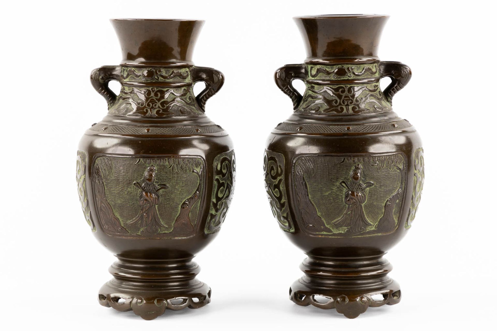 A pair of Japanese vases, patinated bronze. 19th C. (H:26 x D:14 cm) - Image 5 of 11
