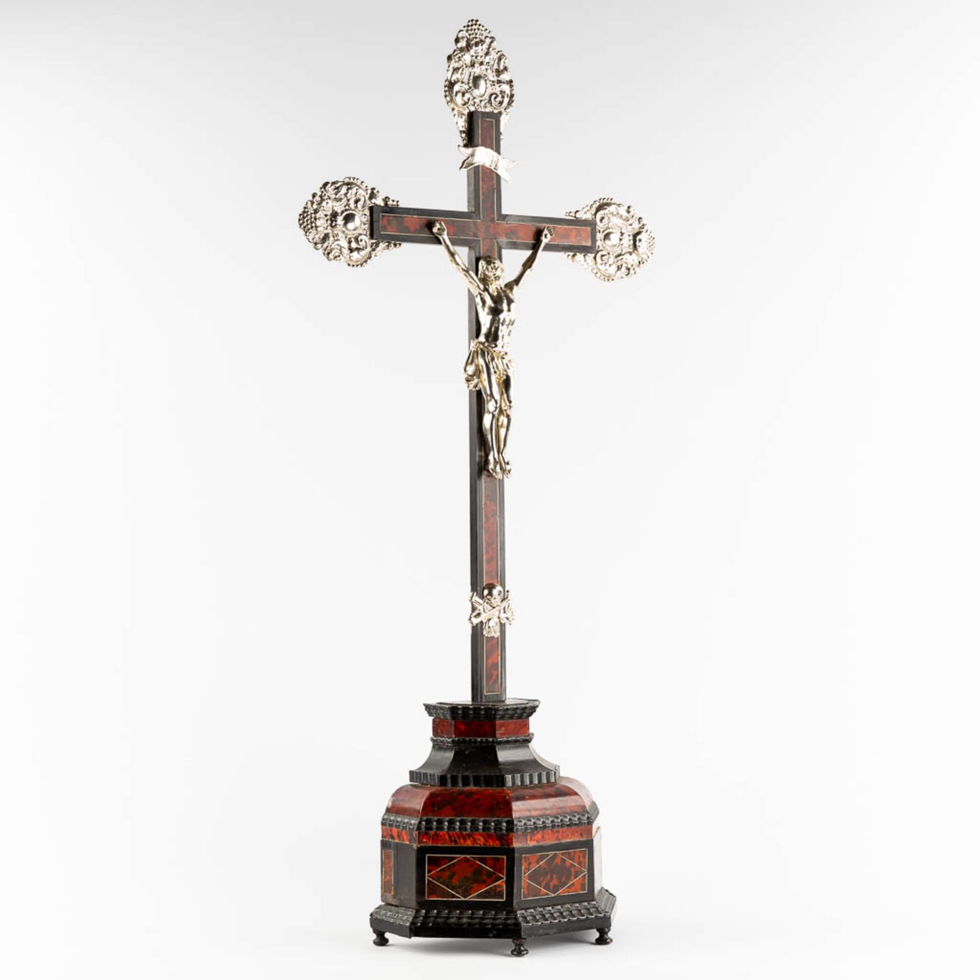 An exceptional crucifix, ebonised wood, tortoise shell inlay and silver-plated metal. 17th/18th C. ( - Bild 3 aus 13