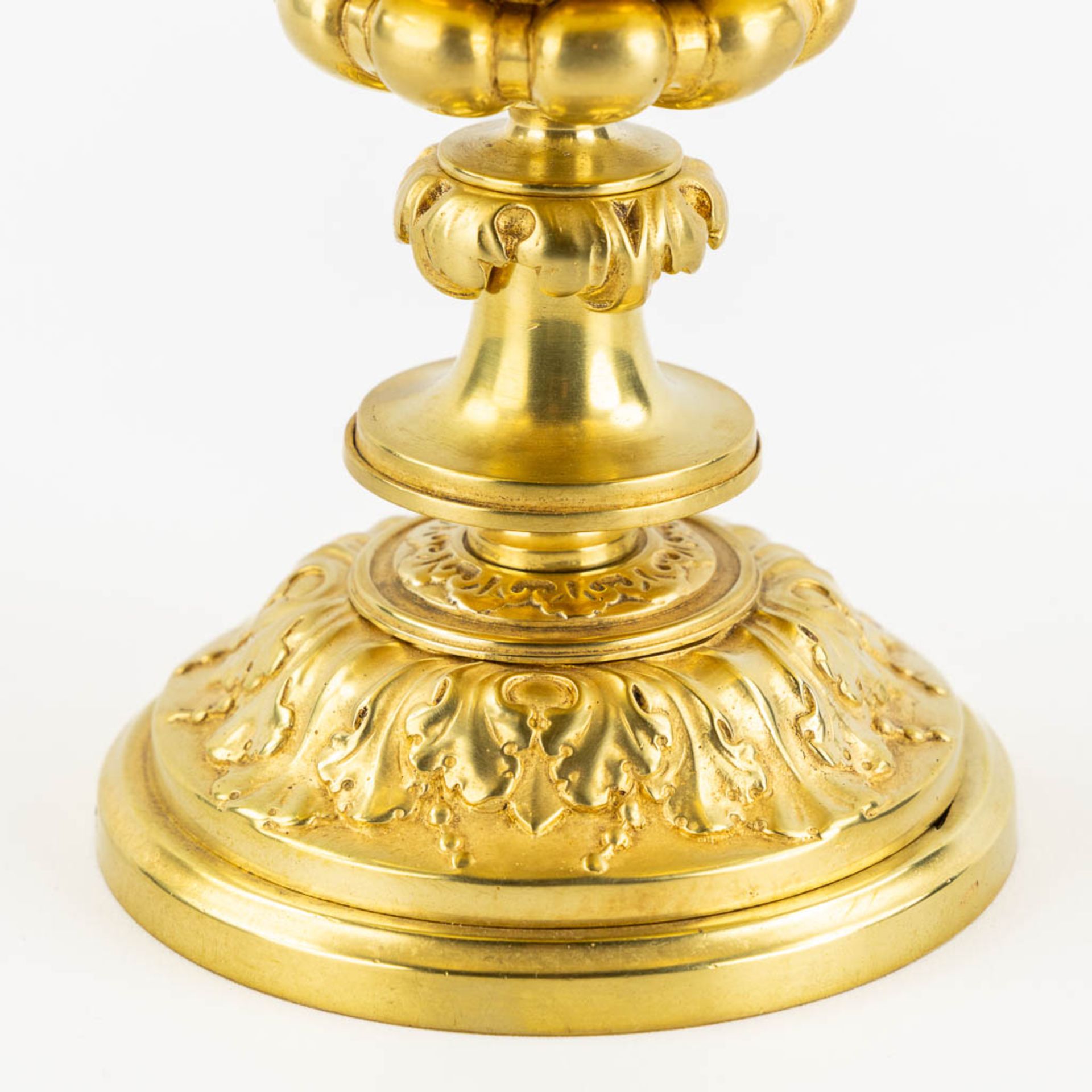 A table centerpiece with acanthus leaves, gilt bronze. 19th C. (L:19 x W:24,5 x H:20 cm) - Bild 10 aus 10