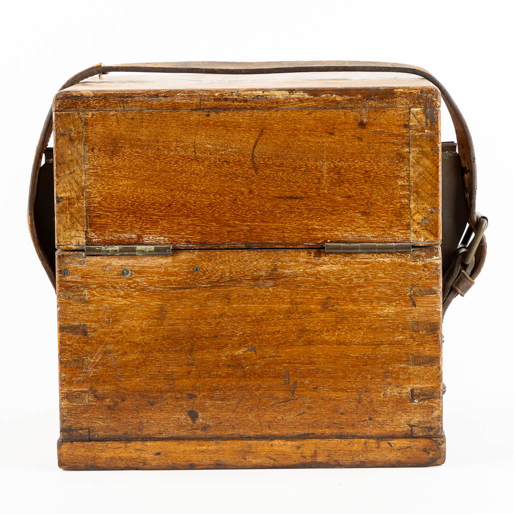 Sestrel Glasgow, An antique compass in a wood box. (L:26 x W:26 x H:26 cm) - Bild 6 aus 11