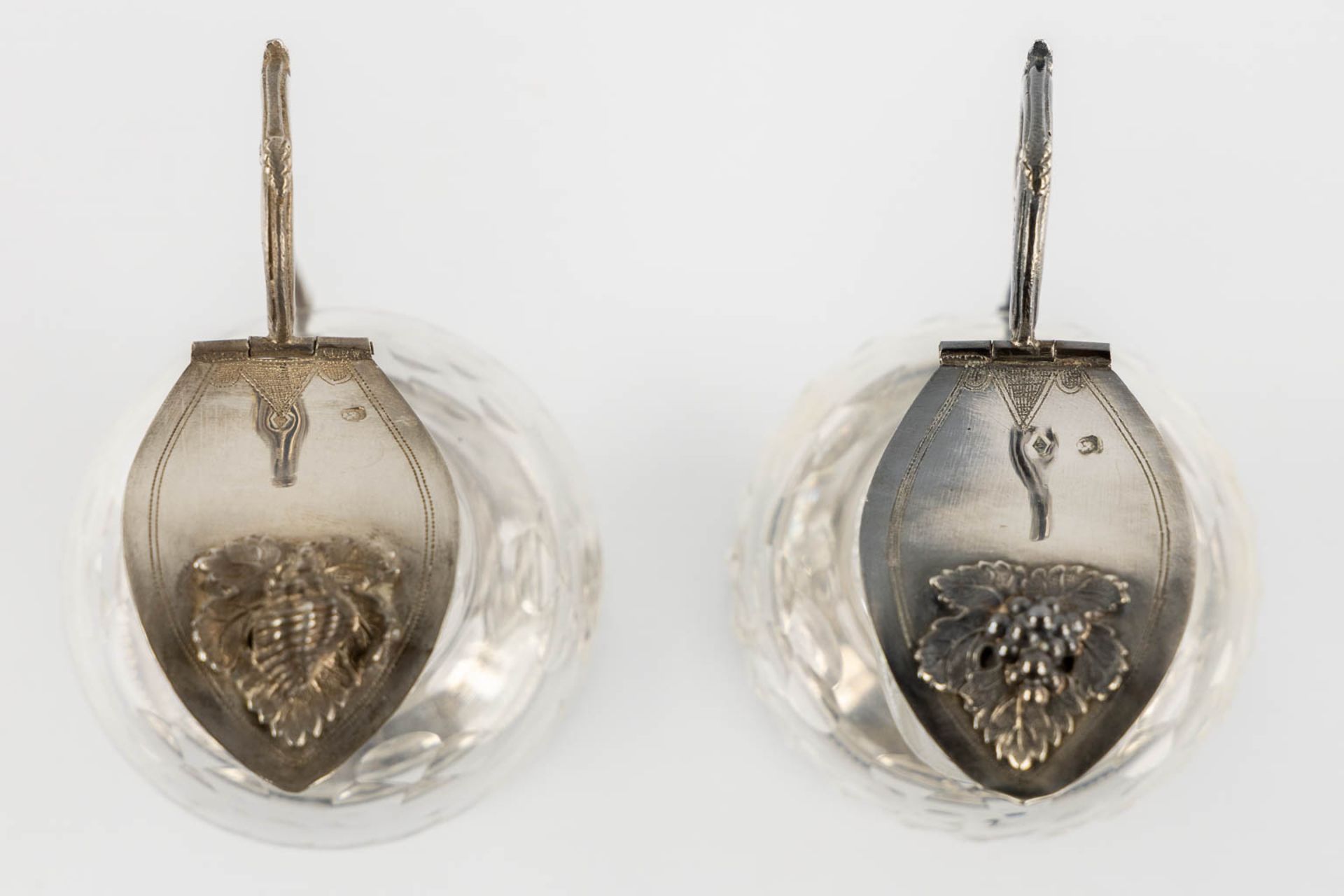 A pair of water and wine cruets, silver and cut glass. Gothic Revival style, France. 19th C. (L:14 x - Bild 13 aus 14