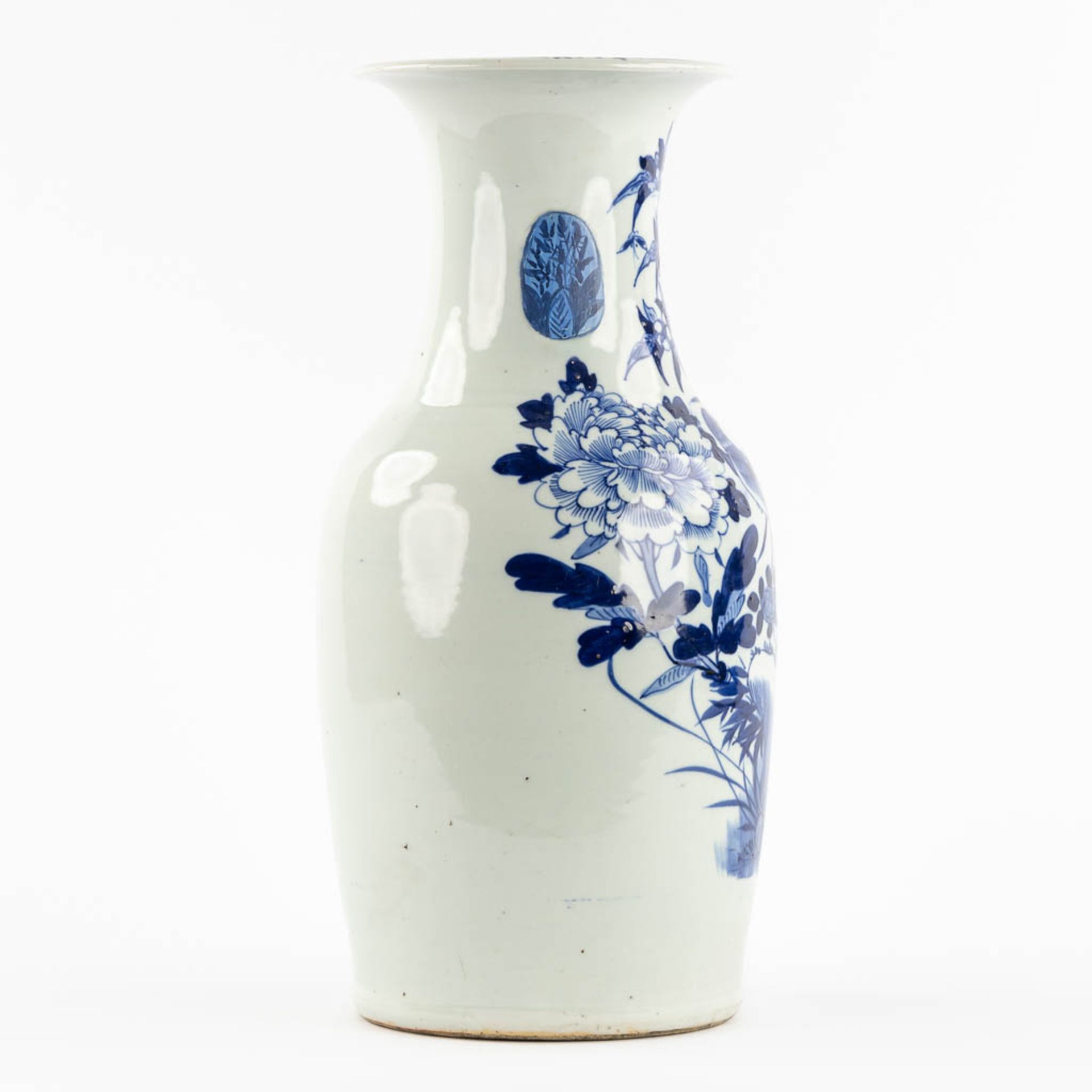 A Chinese vase with blue-white decor of birds and flowers. (H:43 x D:20 cm) - Bild 4 aus 11