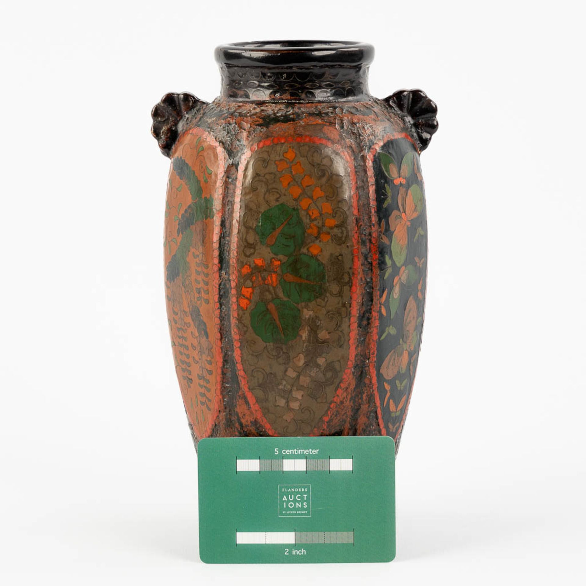 A Japanese vase and plate, stoneware inlaid with copper. Circa 1920. (H:22 x D:31 cm) - Image 2 of 19