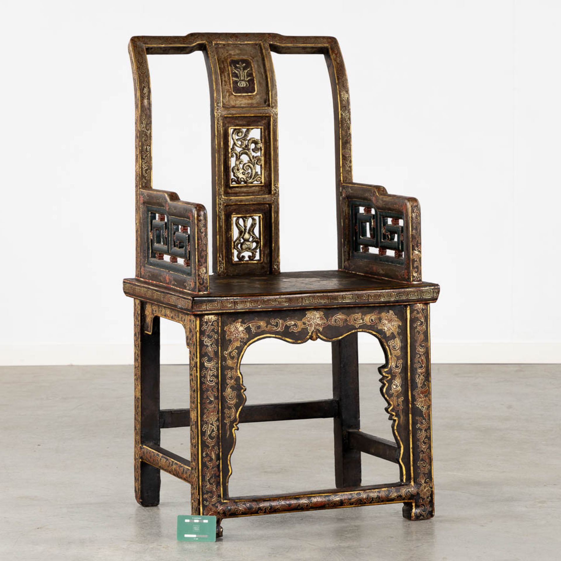 Two Chinese chairs, patinated wood decorated with Foo Lions and floral decor. 19th/20th C. (L:46 x W - Bild 20 aus 38