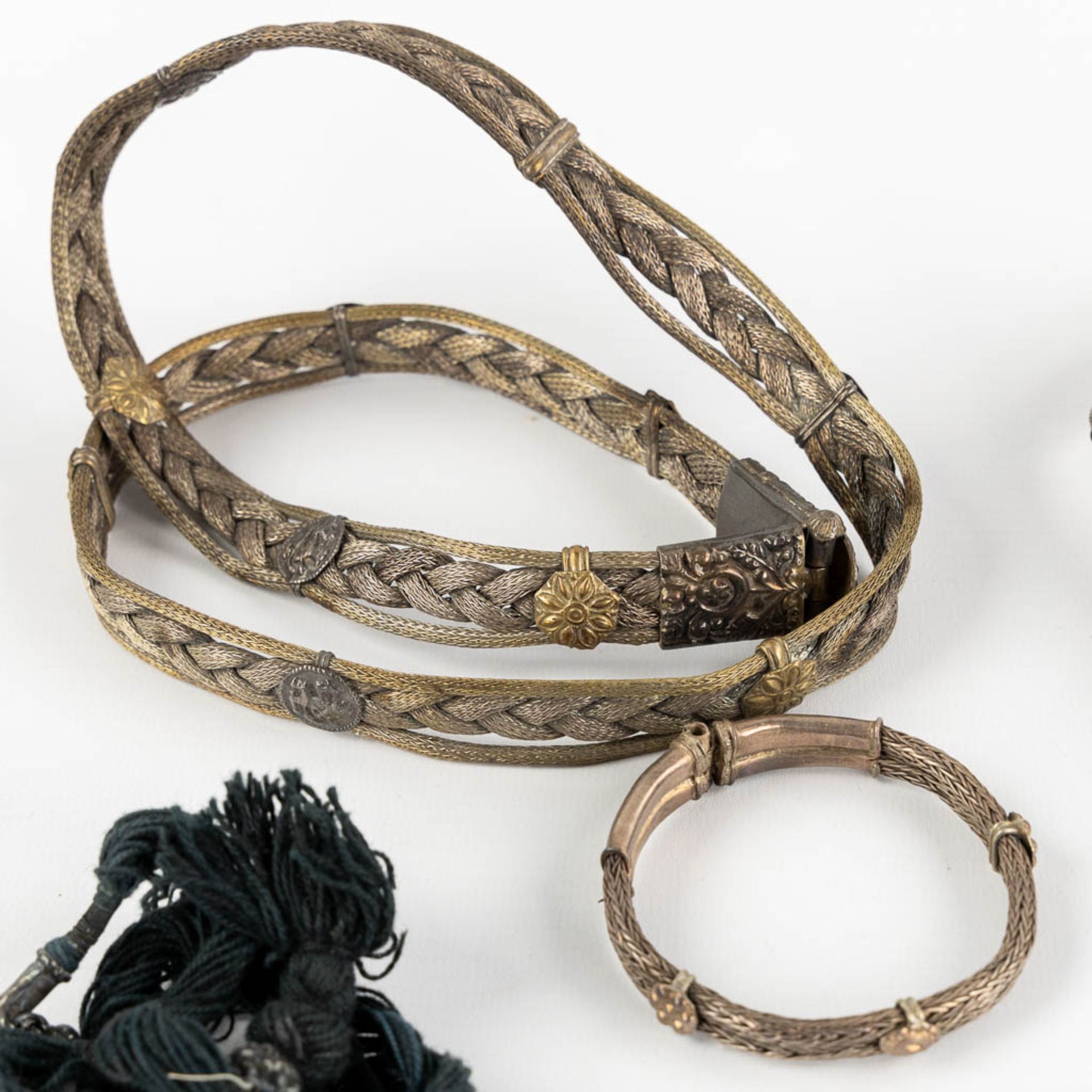 A collection of belts, bracelets and necklaces, silver of Islamic origin. 19th/20th C. 2,865kg. - Bild 15 aus 16