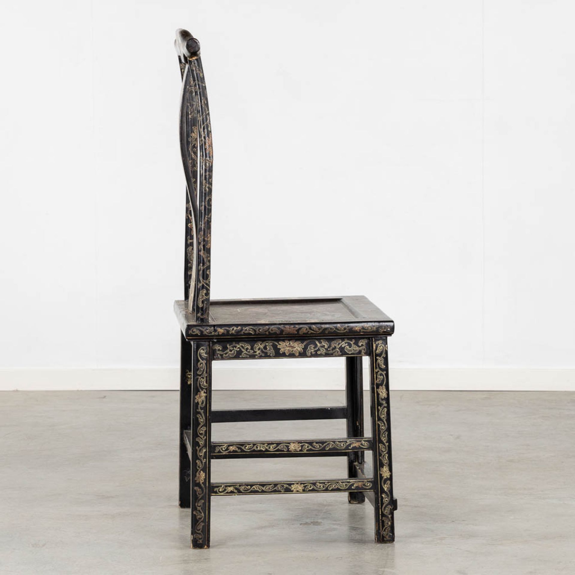 Two Chinese chairs, patinated wood decorated with Foo Lions and floral decor. 19th/20th C. (L:46 x W - Bild 5 aus 38