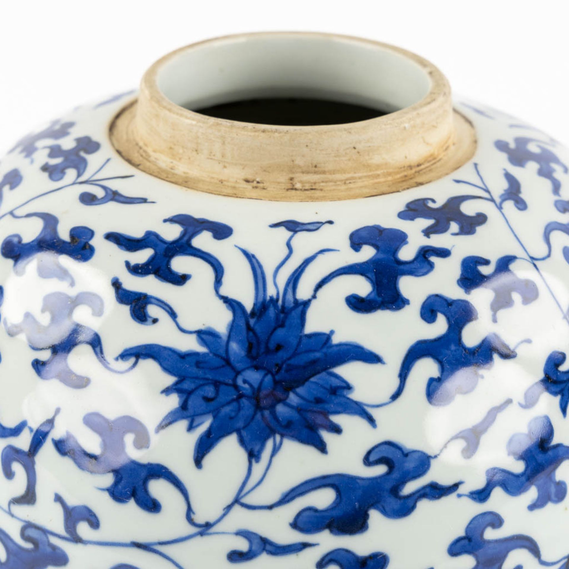 A Chinese jar, blue-white scrolling lotus, 20th C. (H:25 x D:21 cm) - Bild 8 aus 9