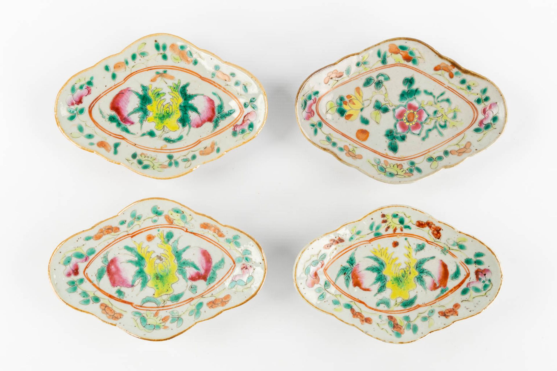 Four Oriental polychrome porcelain bowls, decorated with peaches and flowers. (L:12 x W:17 x H:4 cm) - Bild 3 aus 9