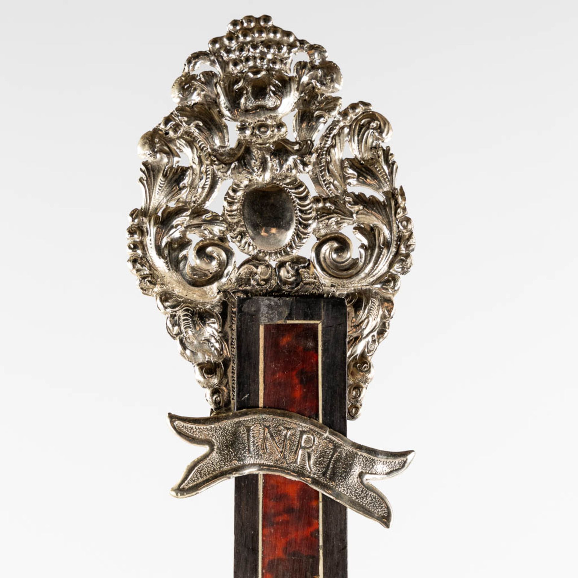 An exceptional crucifix, ebonised wood, tortoise shell inlay and silver-plated metal. 17th/18th C. ( - Bild 7 aus 13
