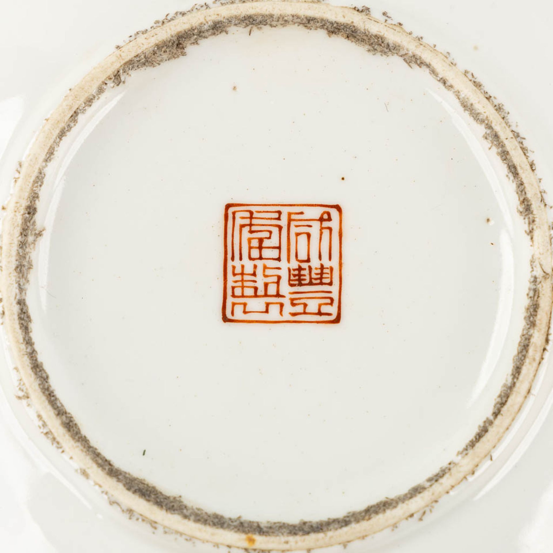 A Chinese pair of plates and a teapot. Decorated with Foo Lions and Figurines. (H:18 cm) - Bild 6 aus 15