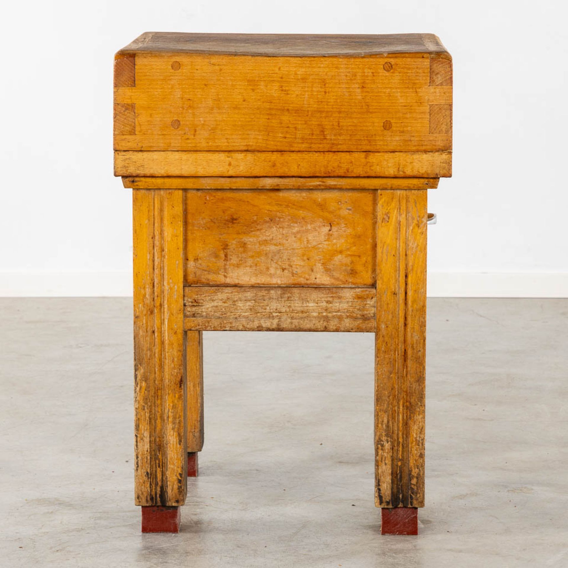 A decorative 'Butchers Block', solid hardwood. (L:60 x W:60 x H:87 cm) - Bild 6 aus 10