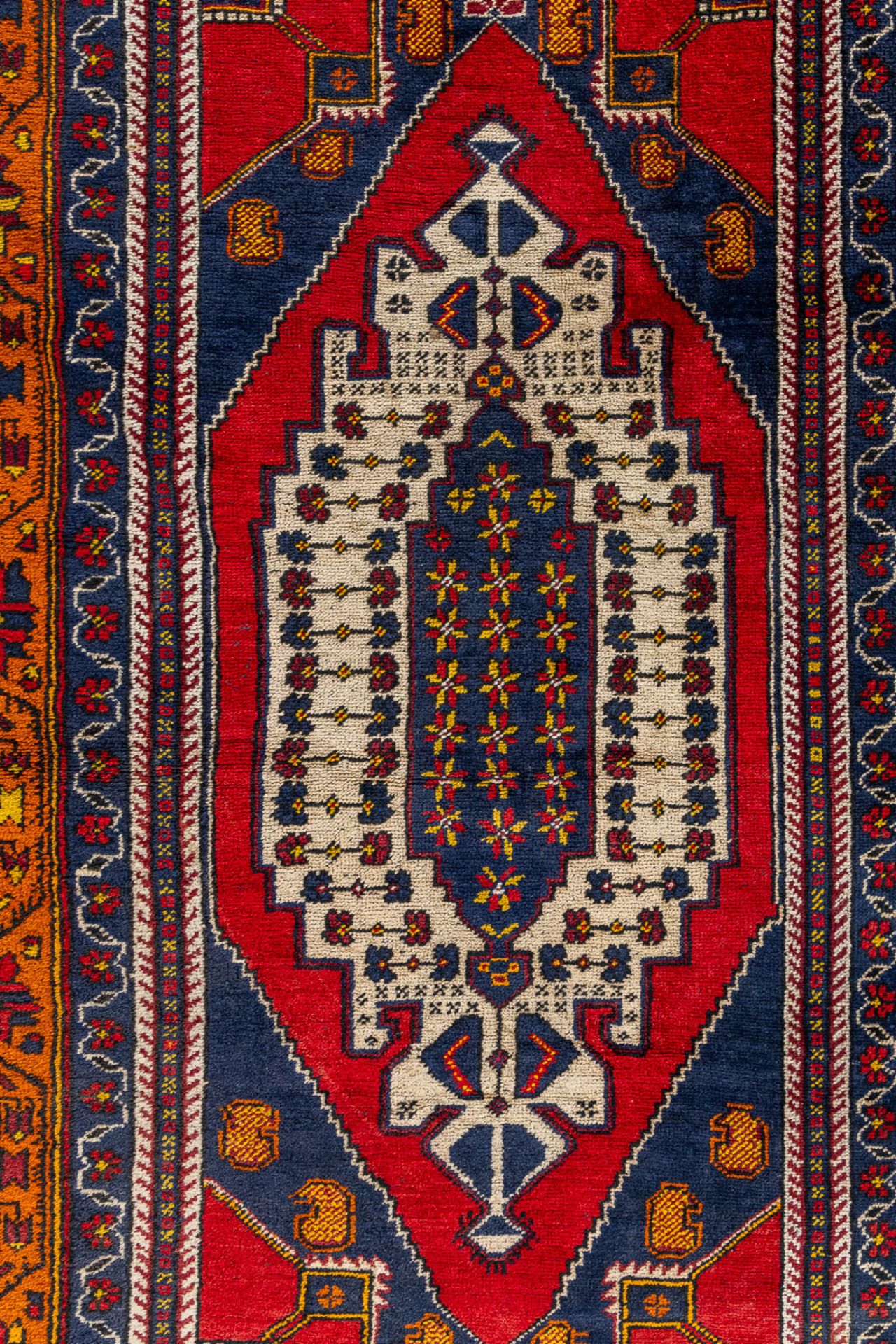 An Oriental hand-made carpet, probably Turkey, Anatolia. (L:236 x W:132 cm) - Bild 3 aus 7