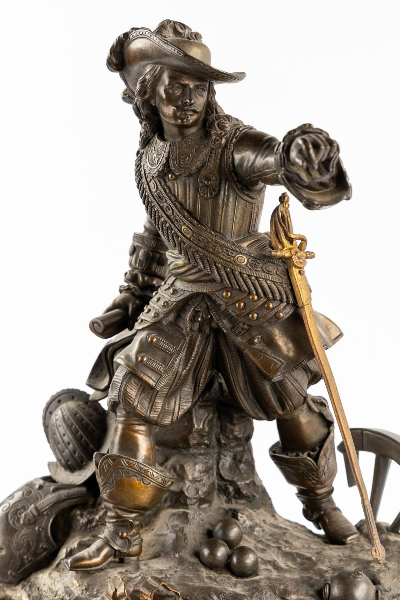 A mantle clock with a musketeer, patinated and gilt bronze on Carrara marble. 19th C. (L:17 x W:45 x - Bild 7 aus 12