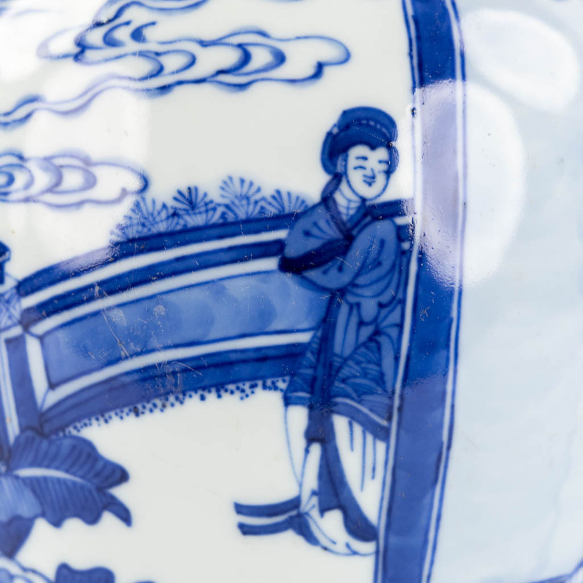 A Chinese 'Meiping' vase, blue-white decor. 20th C. (H:25 x D:15 cm) - Image 13 of 14