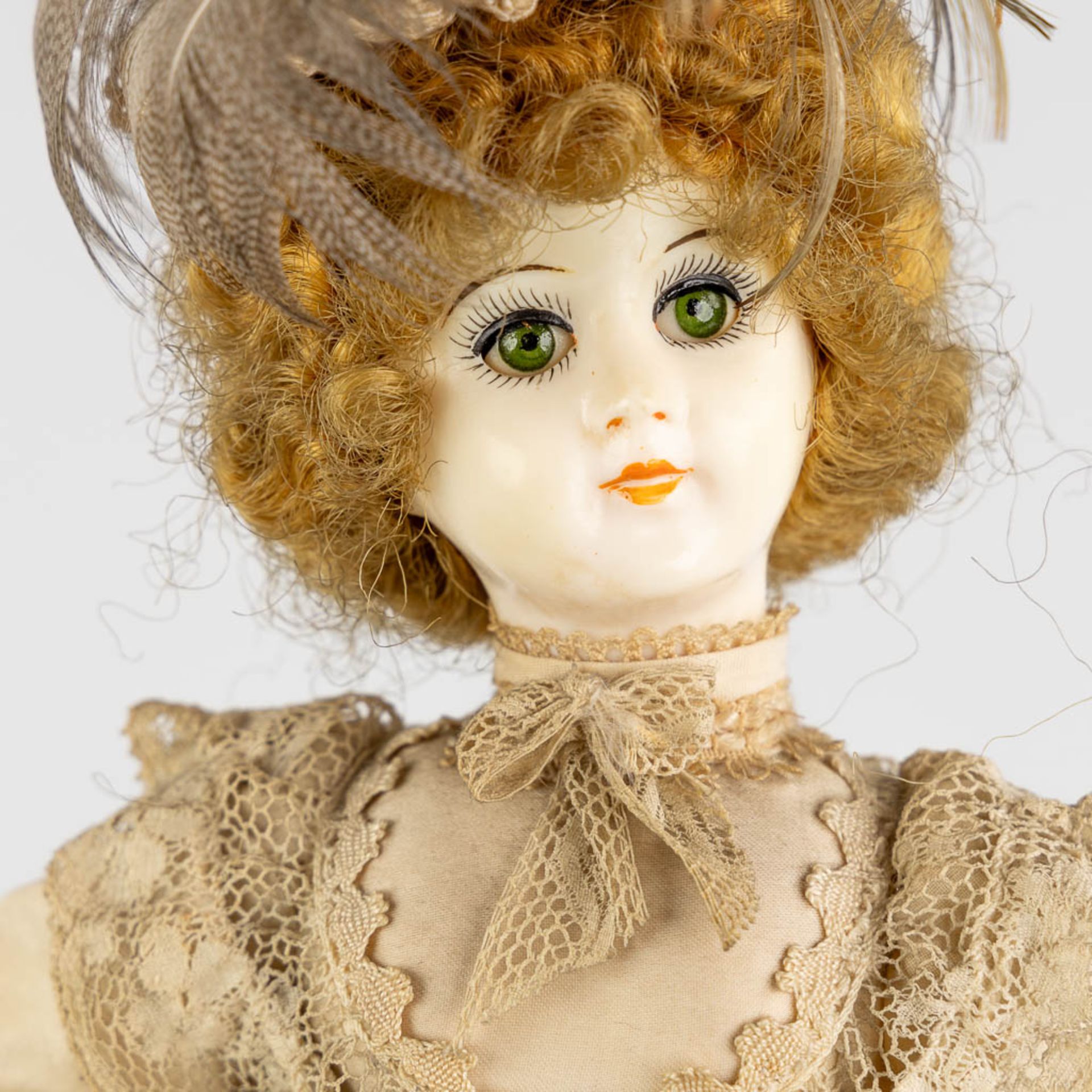 An antique 'Automata', in lace dressed doll with a music box. Under a glass dome, Circa 1920. (H:48 - Bild 7 aus 13