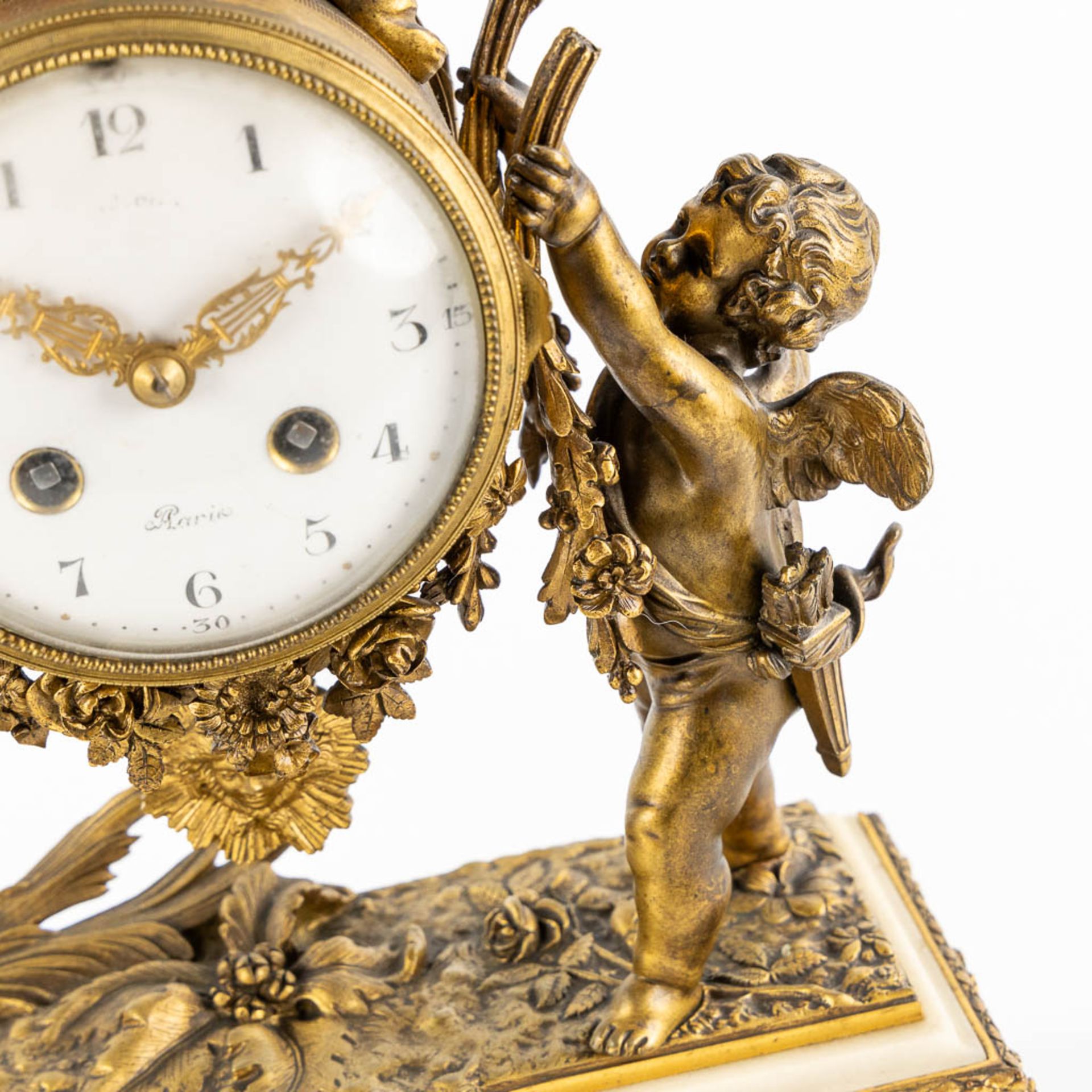 A three-piece mantle garniture clock and candelabra, gilt and patinated bronze on Carrara marble. 19 - Bild 11 aus 15