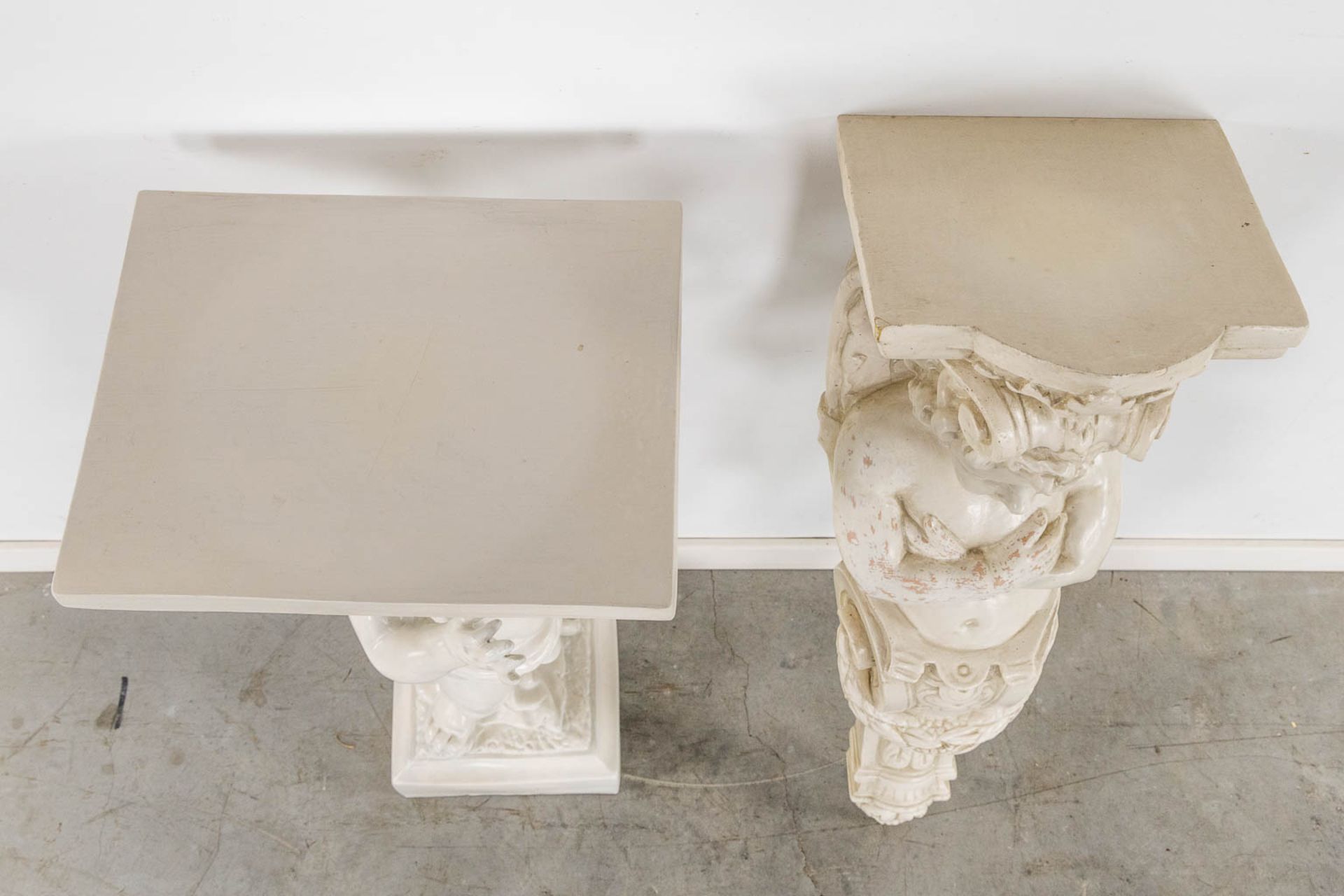 A pedestal for a figurine, Resine, added a wall mounted pedestal, patinated plaster. (L:24 x W:25 x - Bild 7 aus 12