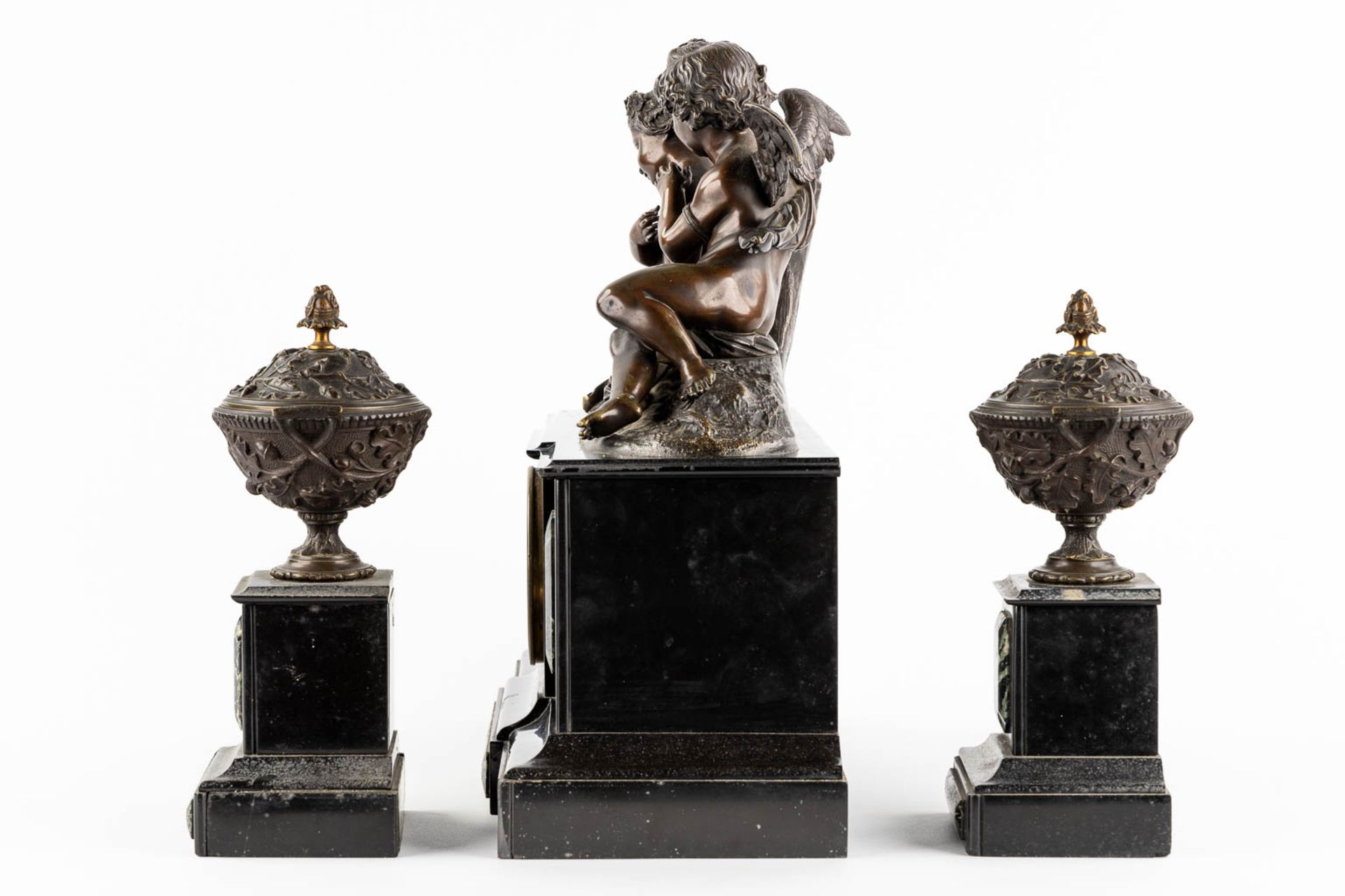 A three-piece mantle garniture clock and side pieces, patinated bronze on black marble. 19th C. (L:2 - Bild 6 aus 14