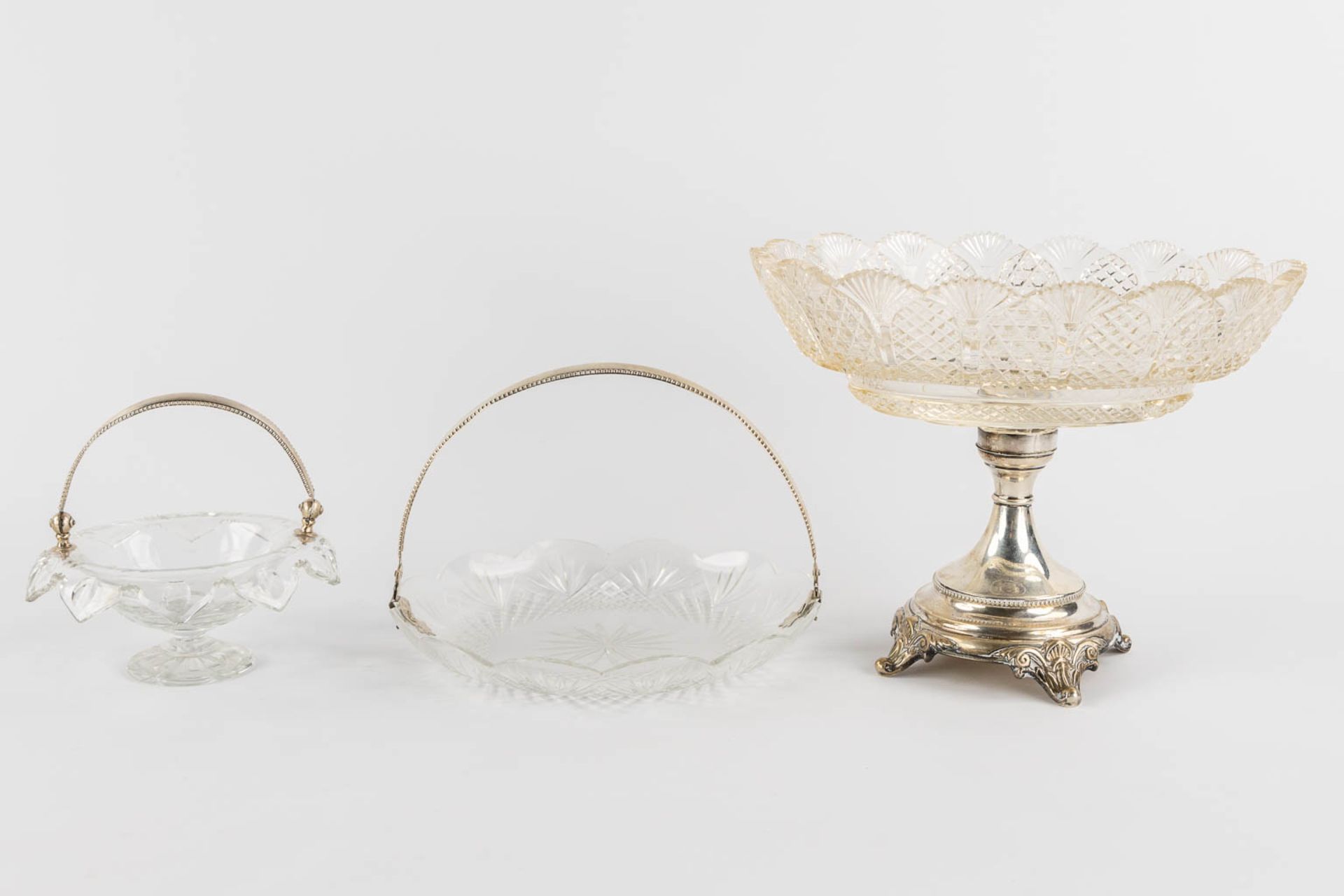 A large collection of silver and glass items, picture frames, serving ware and table accessories. 19 - Image 7 of 19
