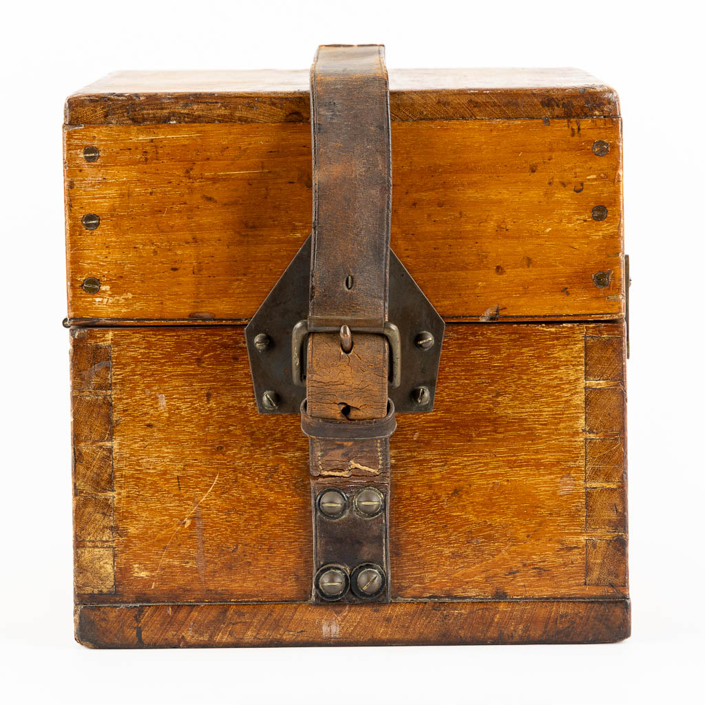 Sestrel Glasgow, An antique compass in a wood box. (L:26 x W:26 x H:26 cm) - Bild 5 aus 11