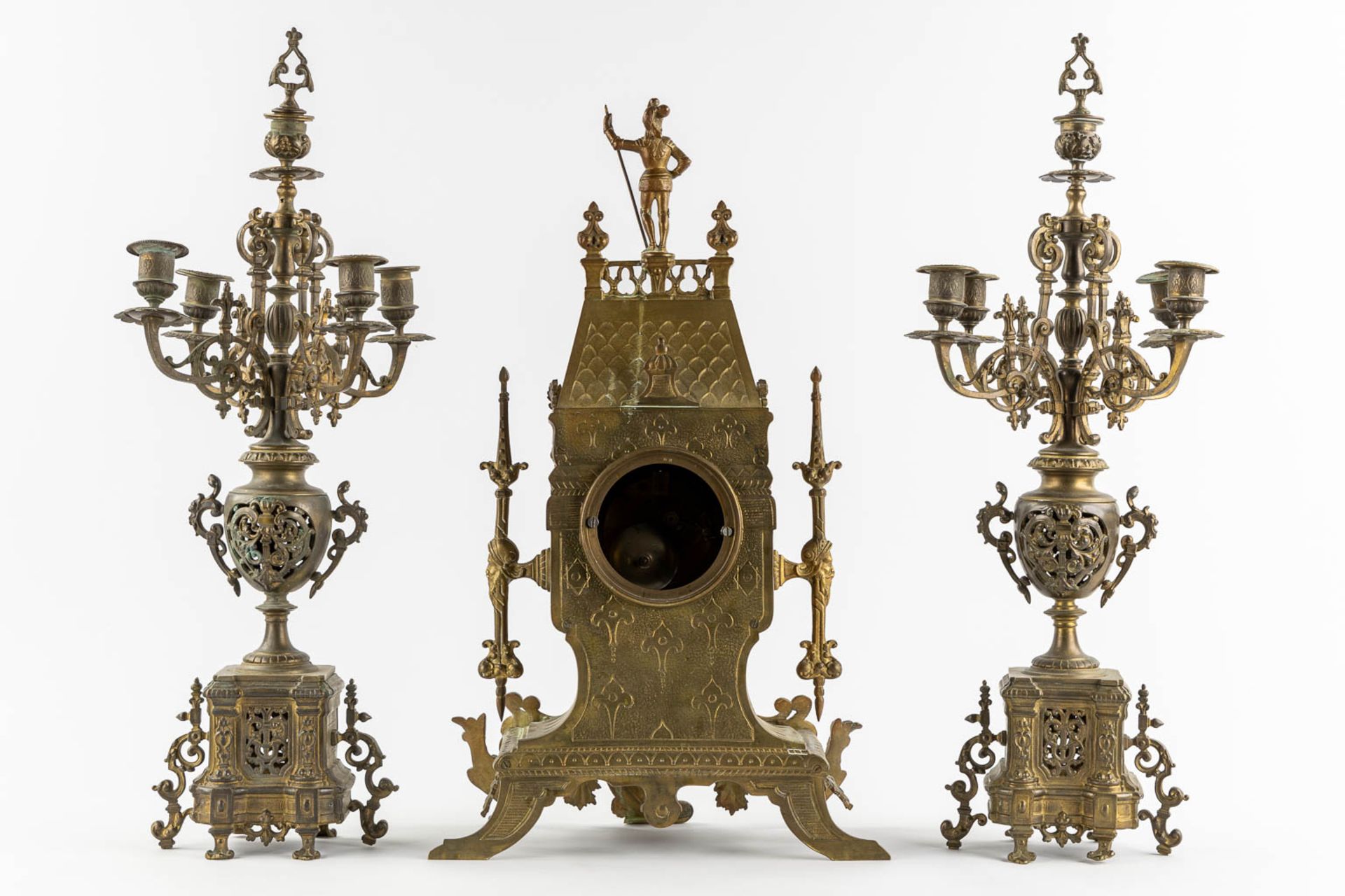 A three-piece mantle garniture in the shape of a castle with a knight, patinated bronze. Circa 1900. - Bild 5 aus 14