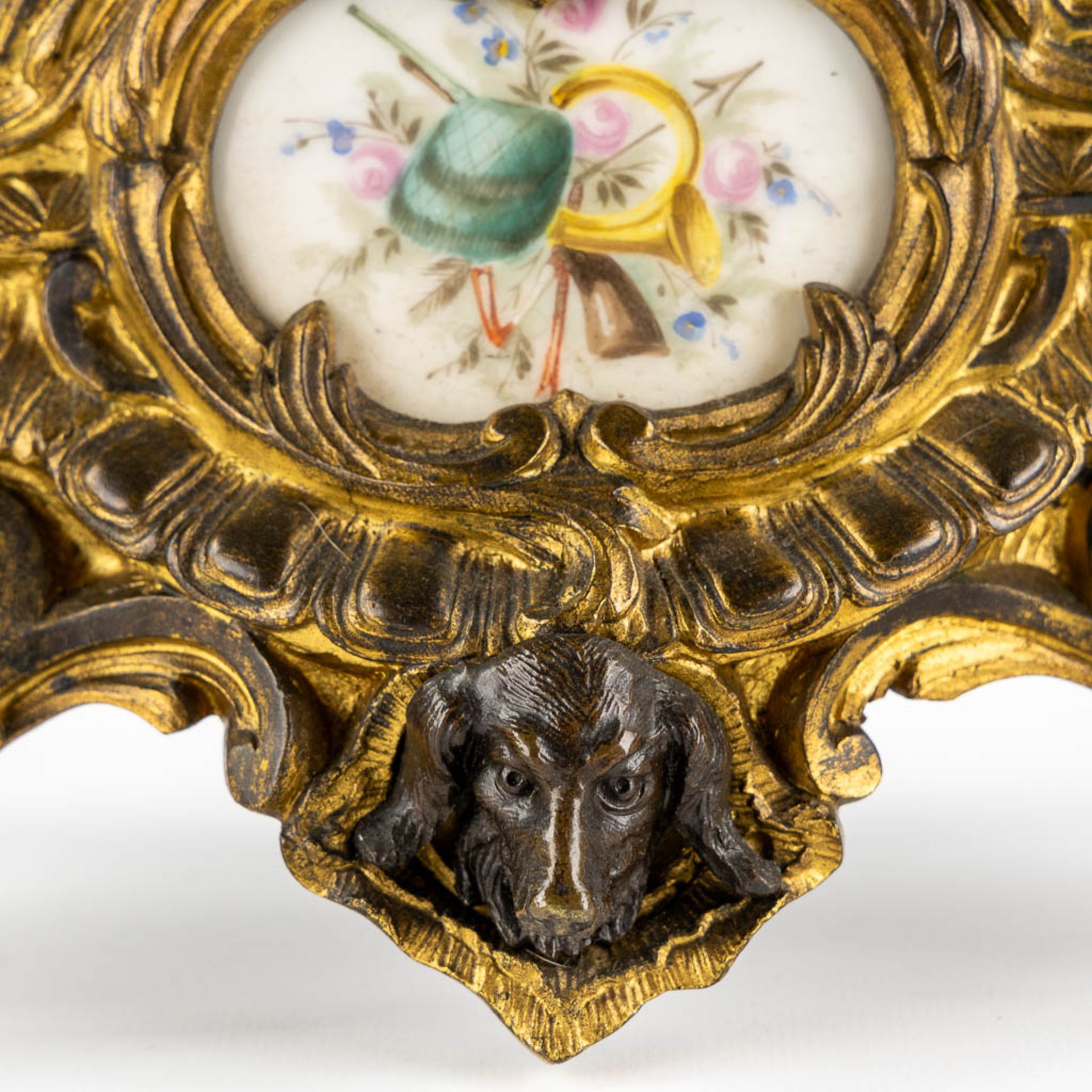 An mantle clock, gilt and patinated bronze in Louis XV style, porcelain plaques. 19th C. (L:13 x W:3 - Bild 11 aus 11
