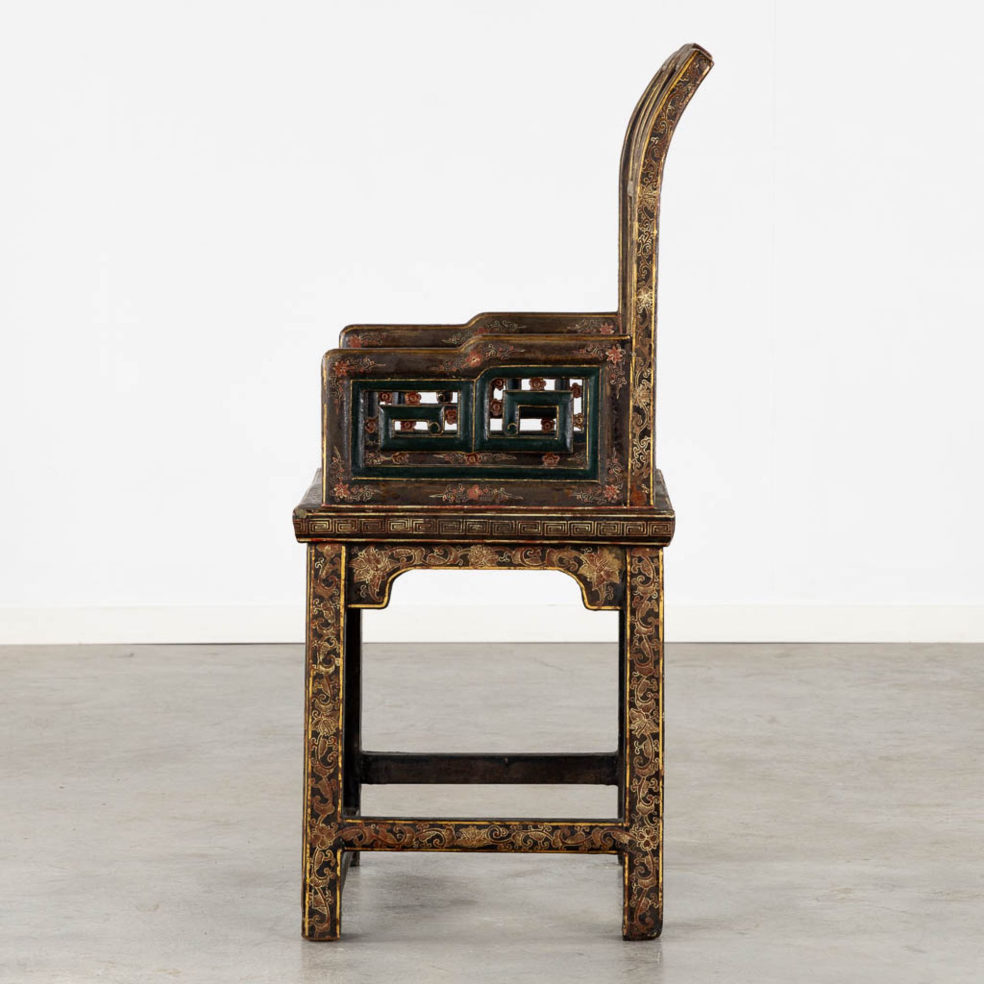 Two Chinese chairs, patinated wood decorated with Foo Lions and floral decor. 19th/20th C. (L:46 x W - Bild 25 aus 38