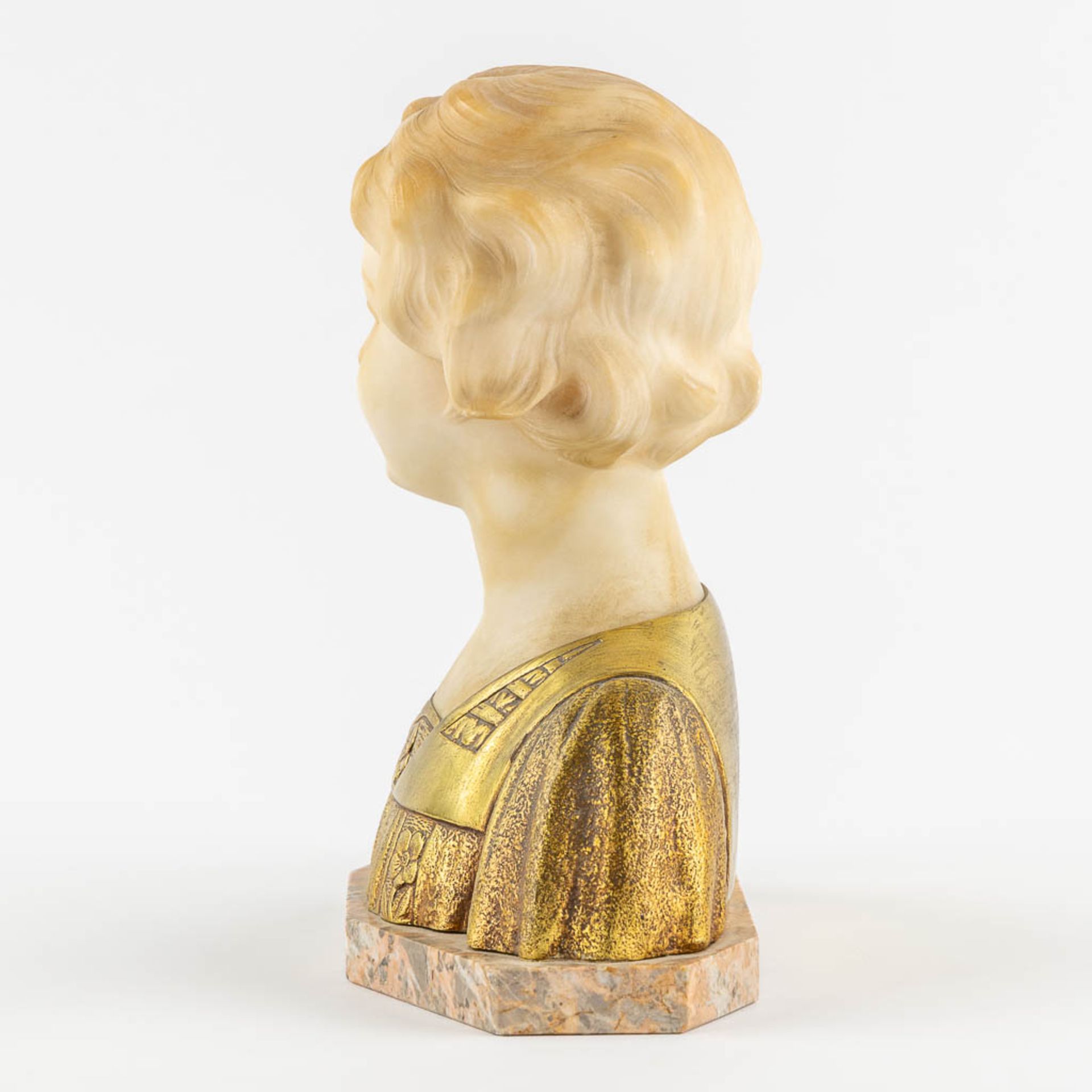Bust of a Young Lady, gilt bronze and sculptured alabaster. Signed Cecchelli. (L:12 x W:26 x H:28 cm - Bild 4 aus 10