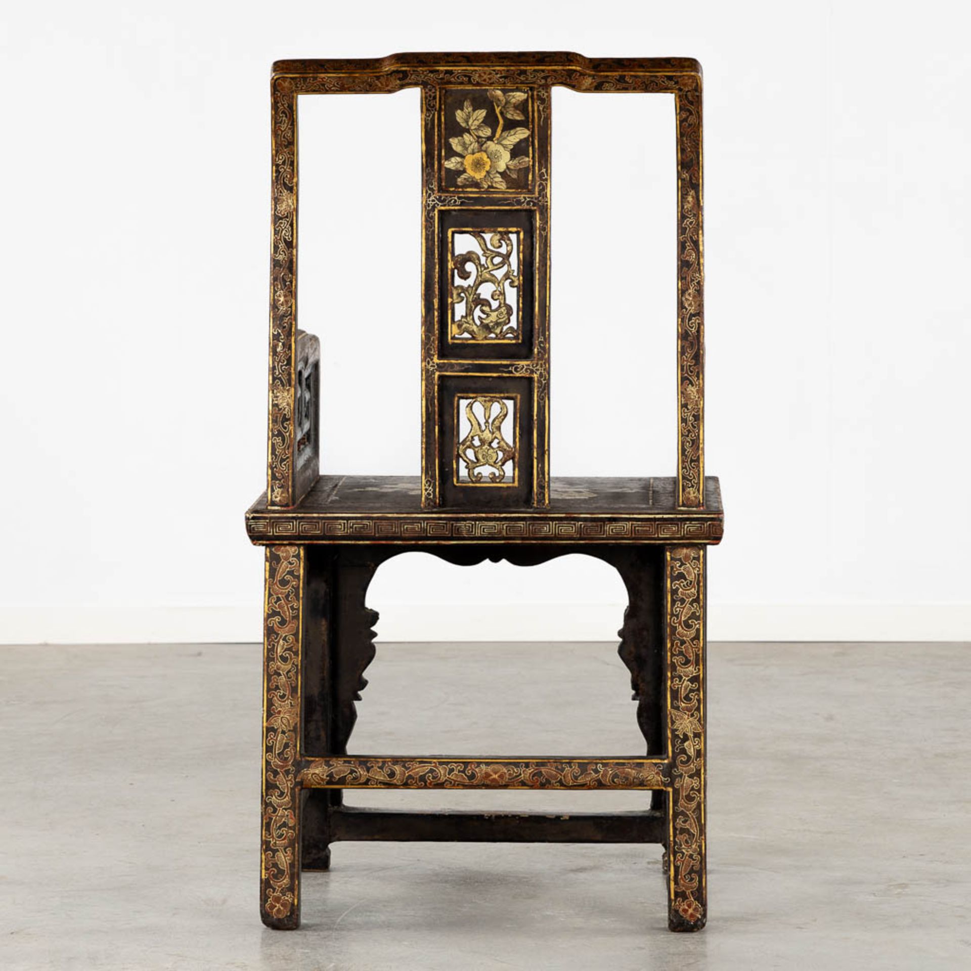 Two Chinese chairs, patinated wood decorated with Foo Lions and floral decor. 19th/20th C. (L:46 x W - Bild 24 aus 38