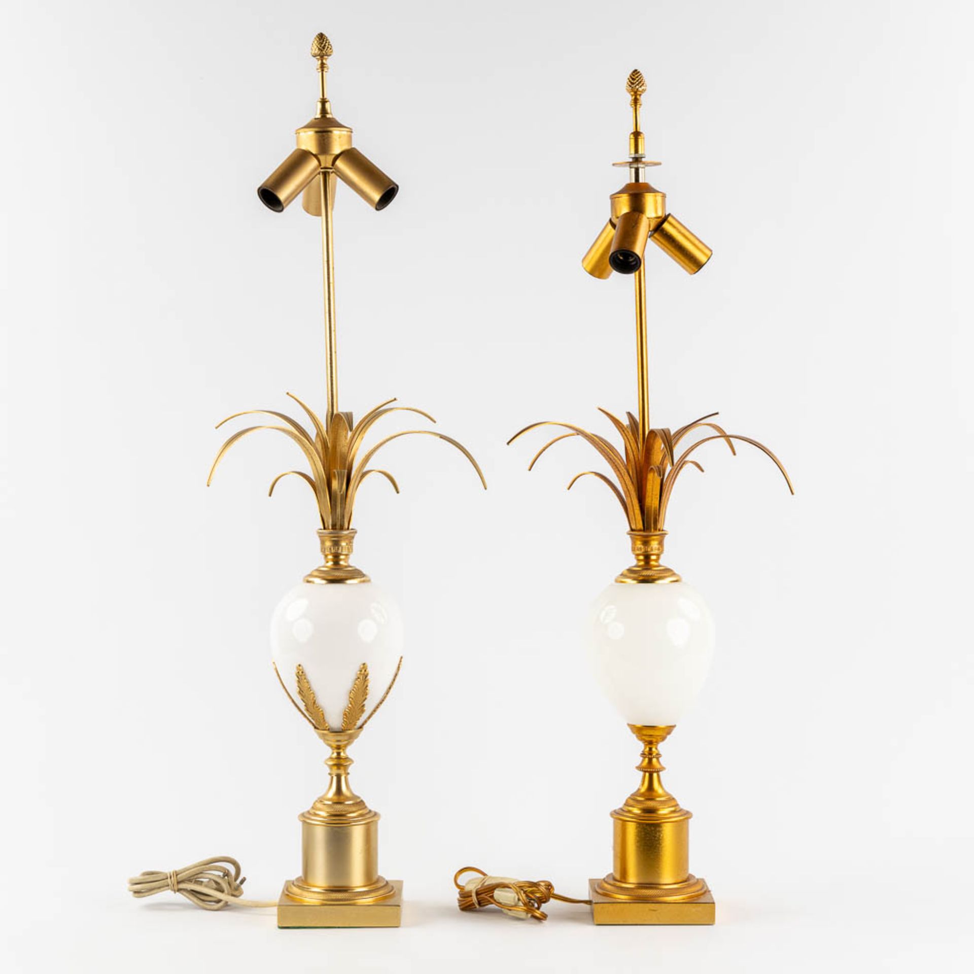 A pair of Hollywood Regency table lamps with opaline glass. (H:77 x D:20 cm) - Image 6 of 11