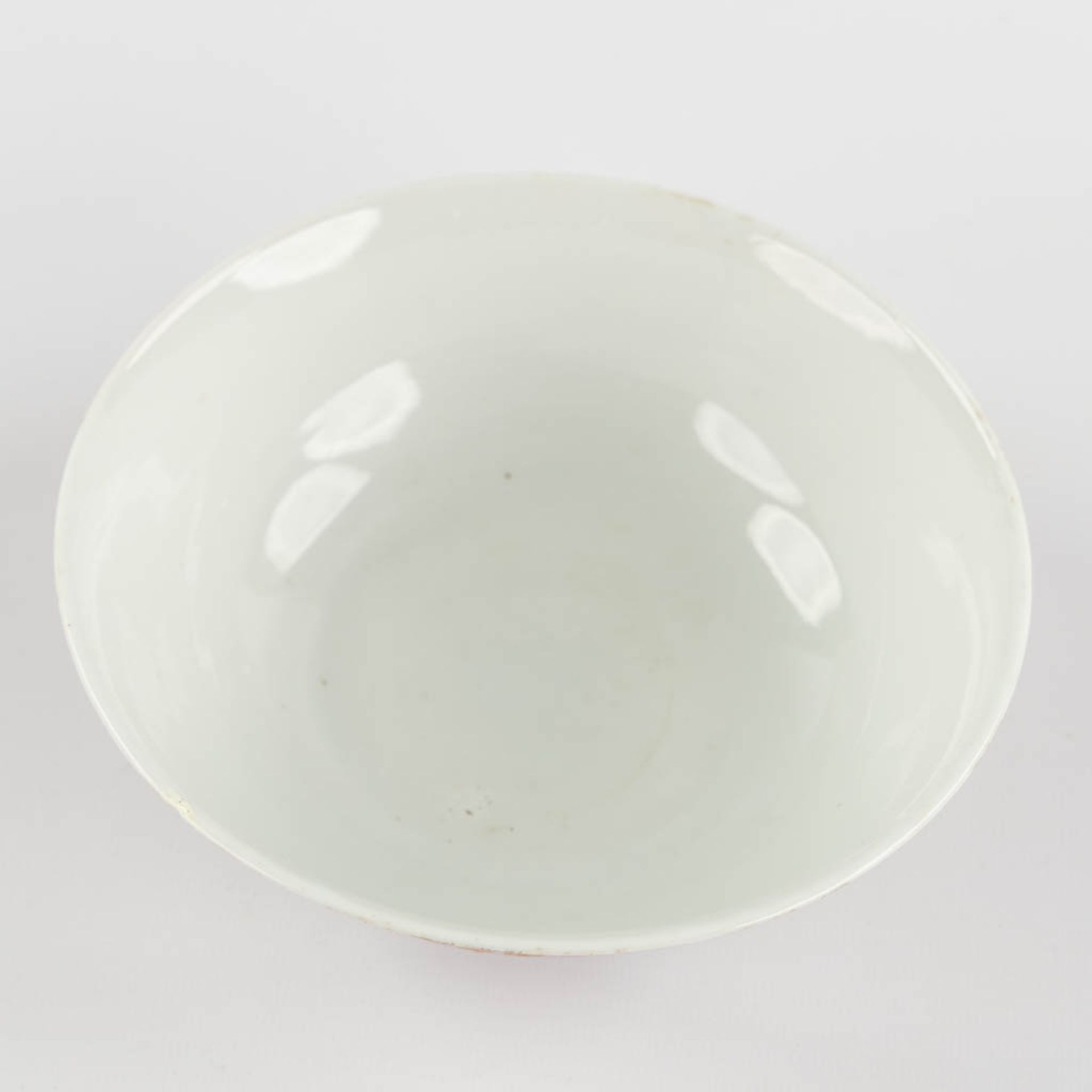 A Chinese Famille Rose bowl decorated with peaches, Daoguang mark. (H:6 x D:16,5 cm) - Image 7 of 11