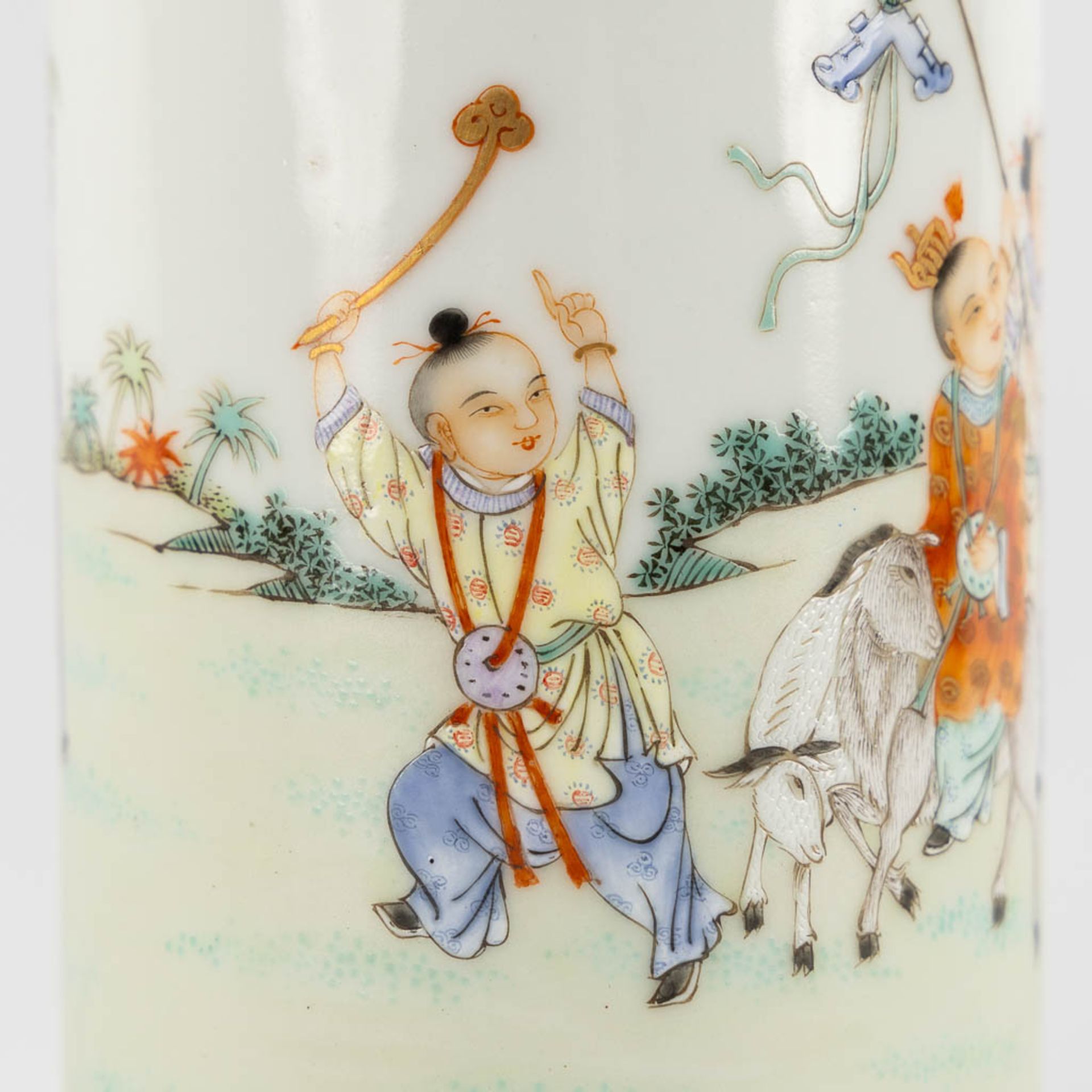 A small Chinese Brush Pot, decorated with Children in a parade, Qianlong mark. (H:12,5 x D:7,5 cm) - Bild 11 aus 13