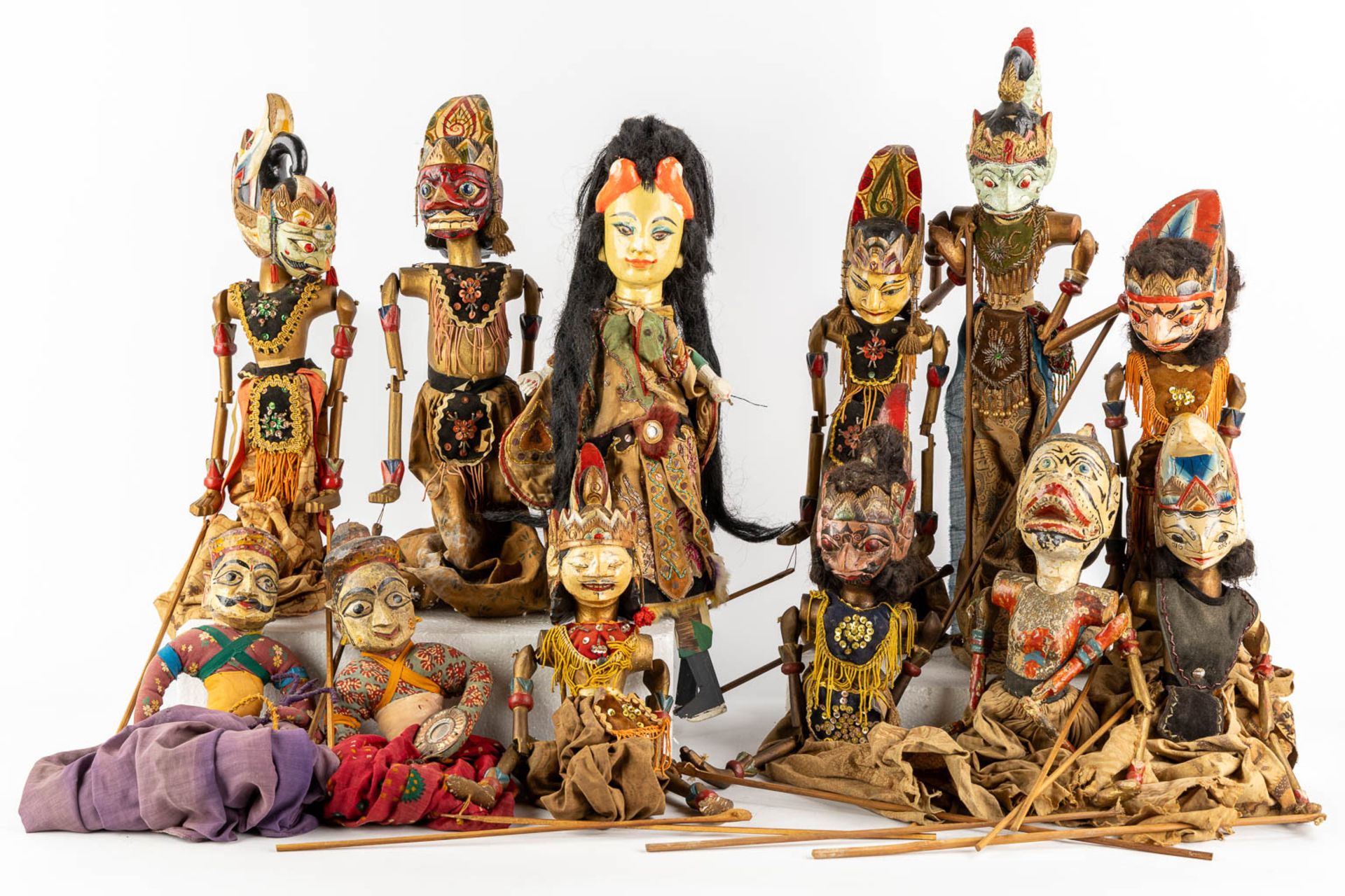 Twelve Indonesian shadow puppets. - Bild 3 aus 7