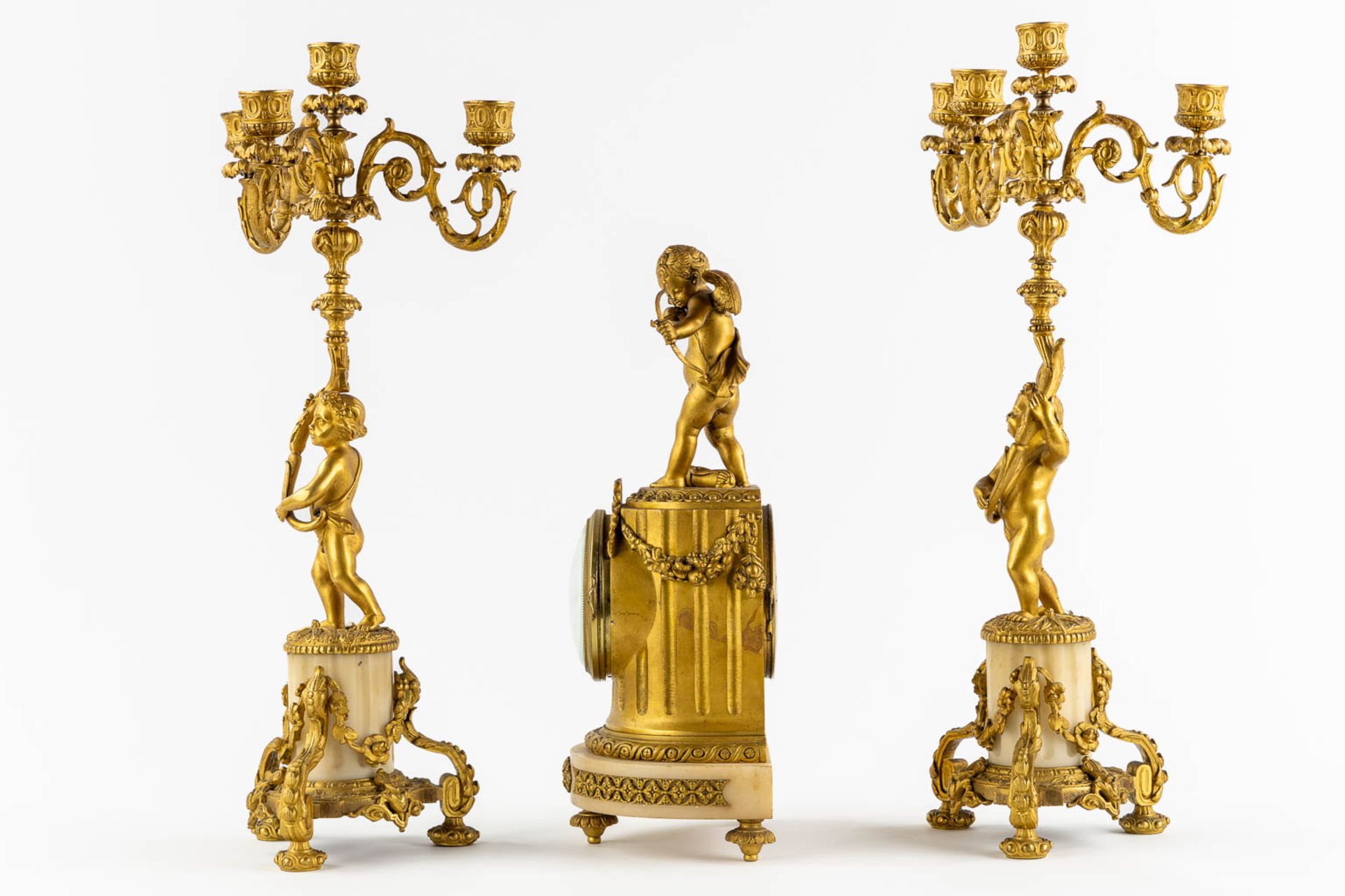 A three-piece Neoclassical mantle garniture, clock with candelabra, Cupid and Putti. 19th C. (L:13 x - Bild 6 aus 13