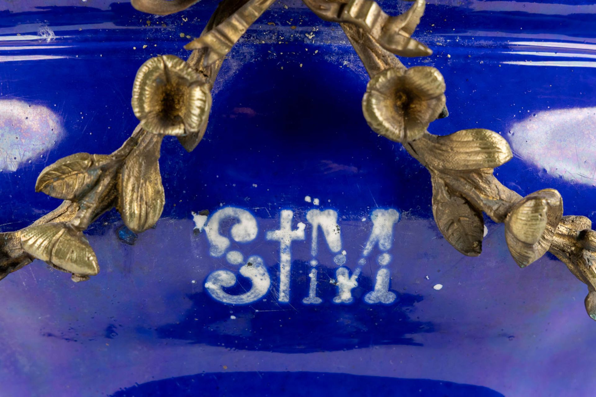 A large blue-glaze faience blowl mounted with bronze, 19th C. (L:31 x W:61 x H:34 cm) - Bild 10 aus 12