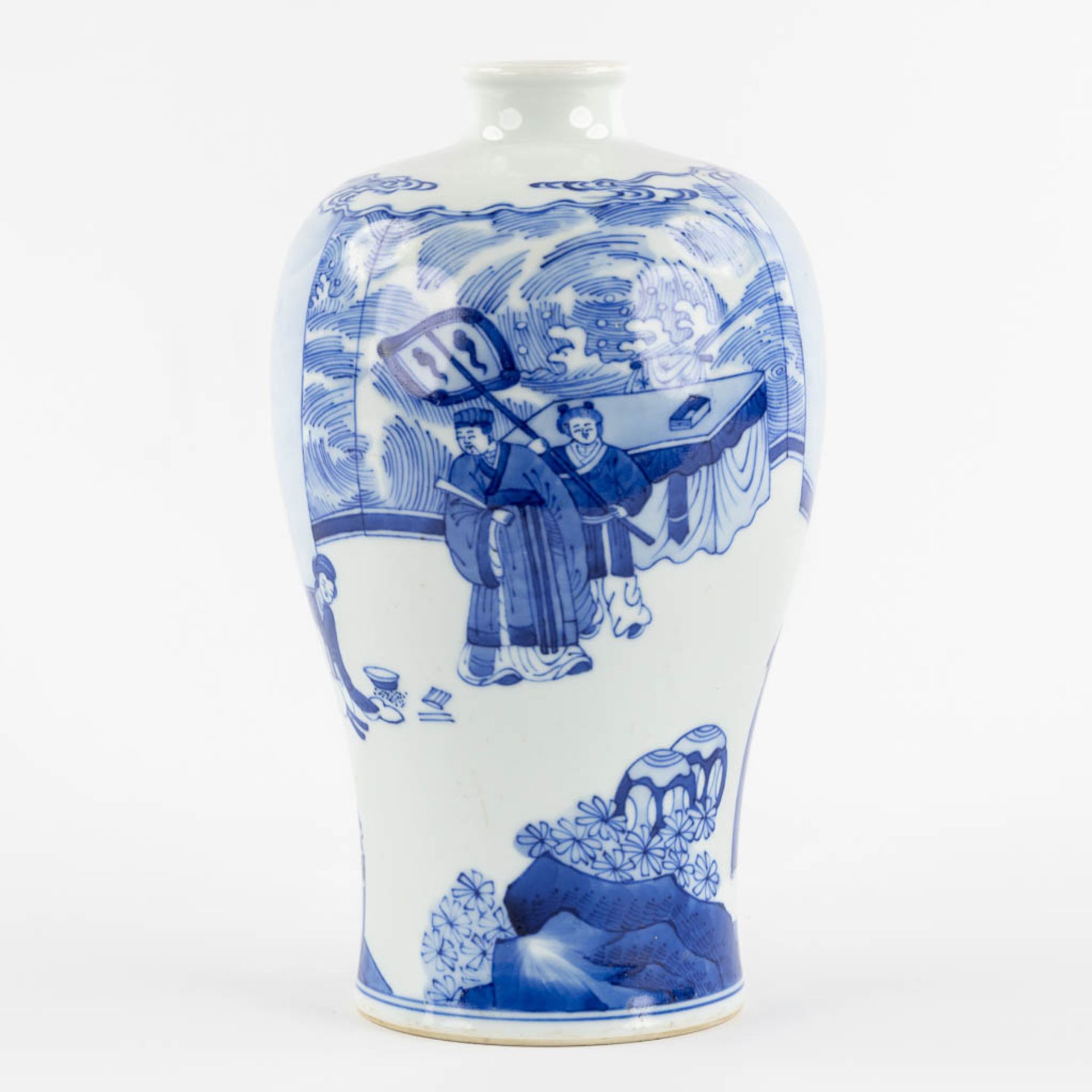 A Chinese 'Meiping' vase, blue-white decor. 20th C. (H:25 x D:15 cm) - Image 4 of 14