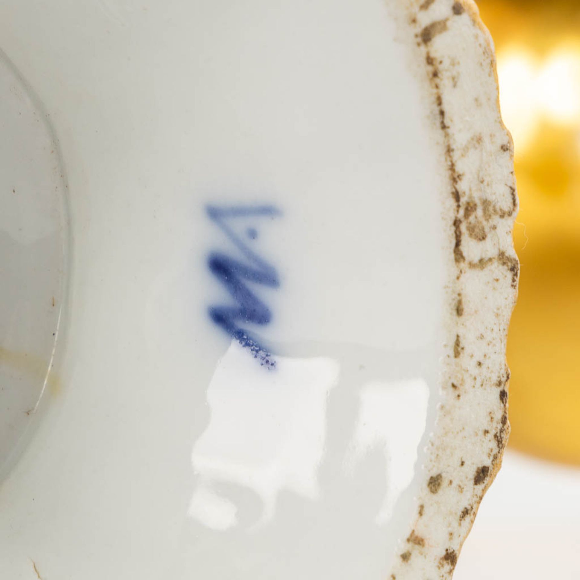 A pair of urns, Old Paris porcelain, hand-painted and gilt decor. 19th C. (H:27 x D:18 cm) - Image 8 of 14
