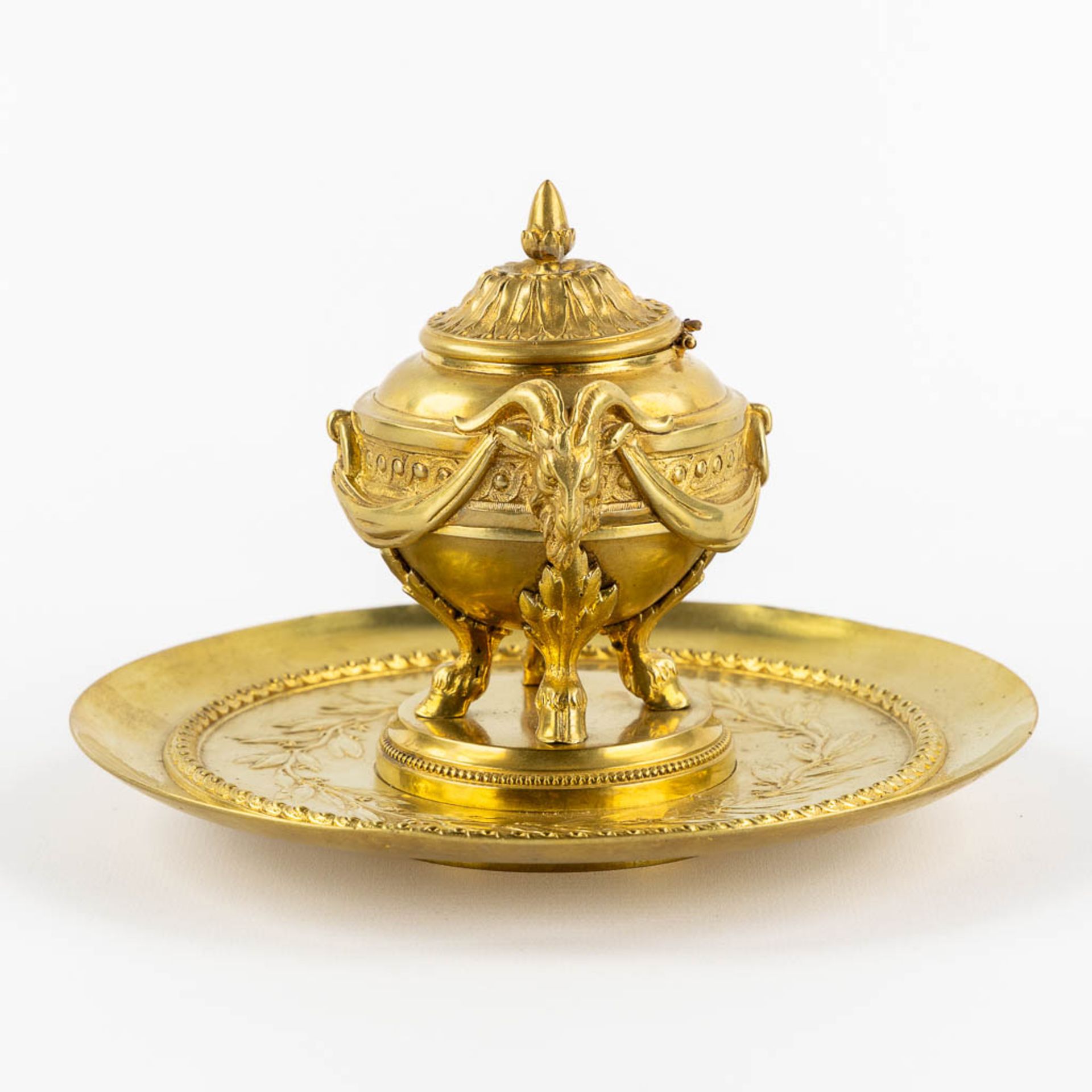 An inkpot decorated with ram's and garlands heads in Louis XVI style. Gilt bronze. (H:13 x D:19 cm) - Bild 5 aus 12