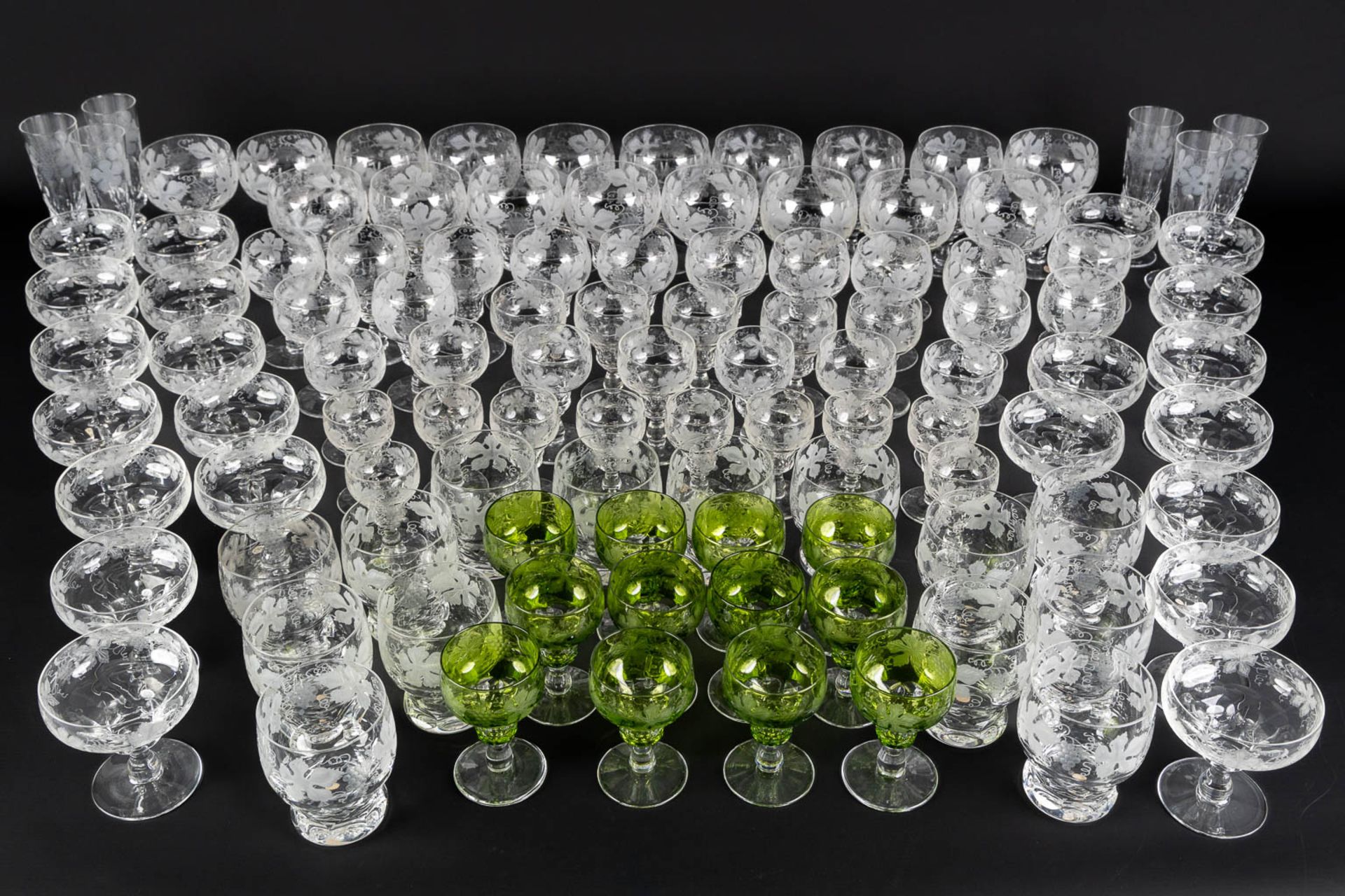 Val Saint Lambert, a large glass service decorated with grapes and vines. 108 pieces. (H:16,3 cm) - Bild 2 aus 6