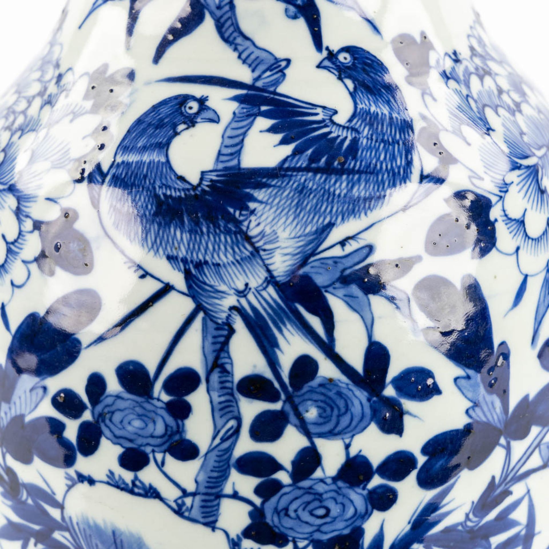 A Chinese vase with blue-white decor of birds and flowers. (H:43 x D:20 cm) - Bild 9 aus 11