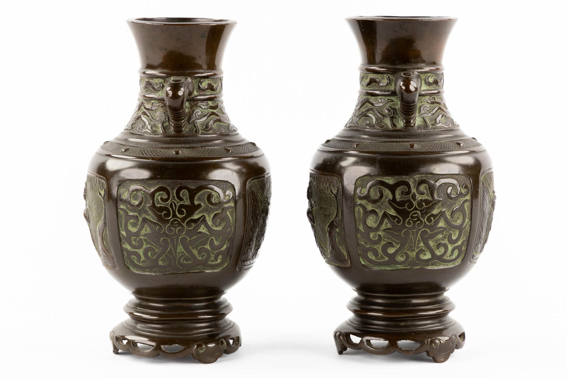 A pair of Japanese vases, patinated bronze. 19th C. (H:26 x D:14 cm) - Image 4 of 11