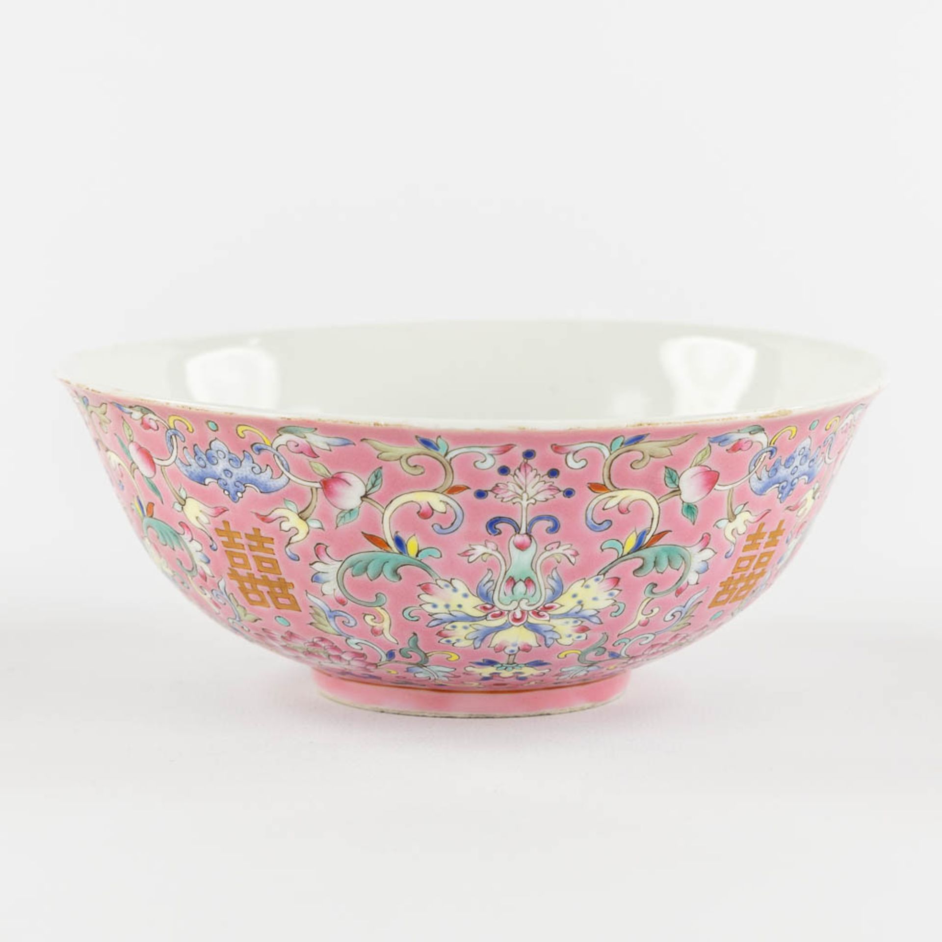 A Chinese Famille Rose bowl decorated with peaches, Daoguang mark. (H:6 x D:16,5 cm) - Image 3 of 11