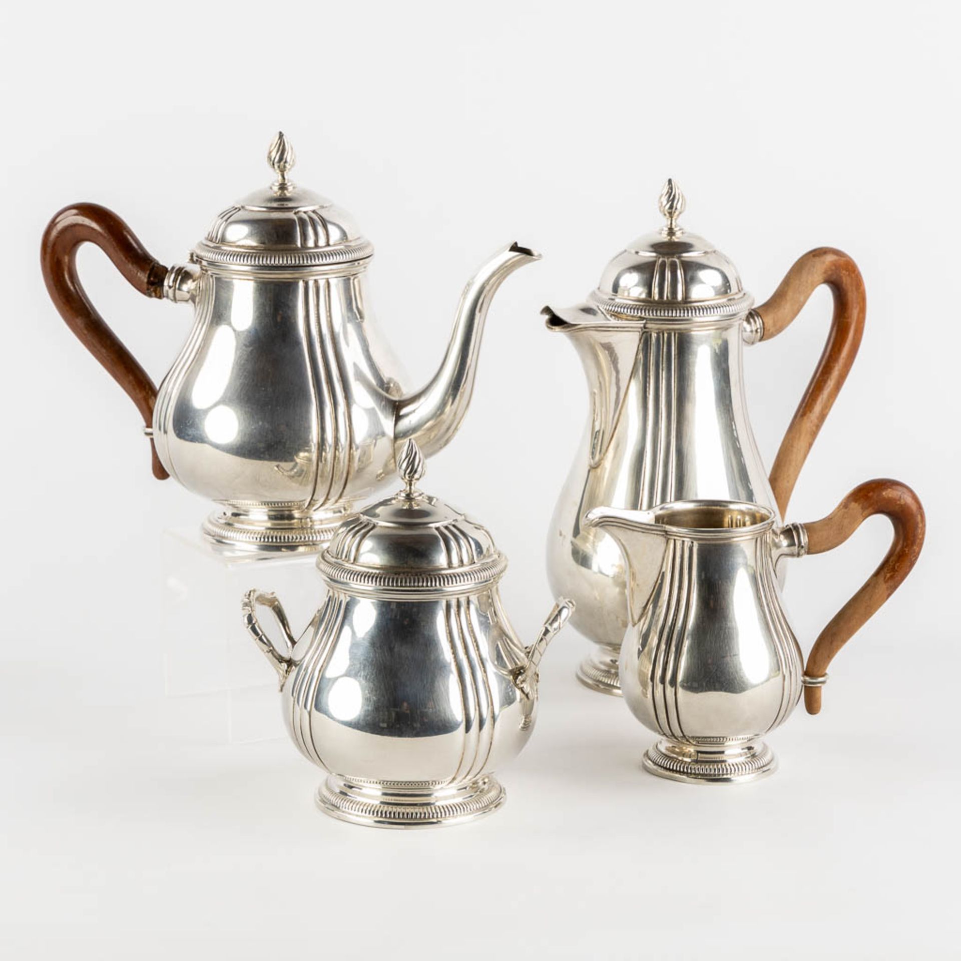 A 4-piece coffee and tea service, silver, 800/1000. 2,276kg. (L: 12,5 x W:21,5 x H:26 cm)