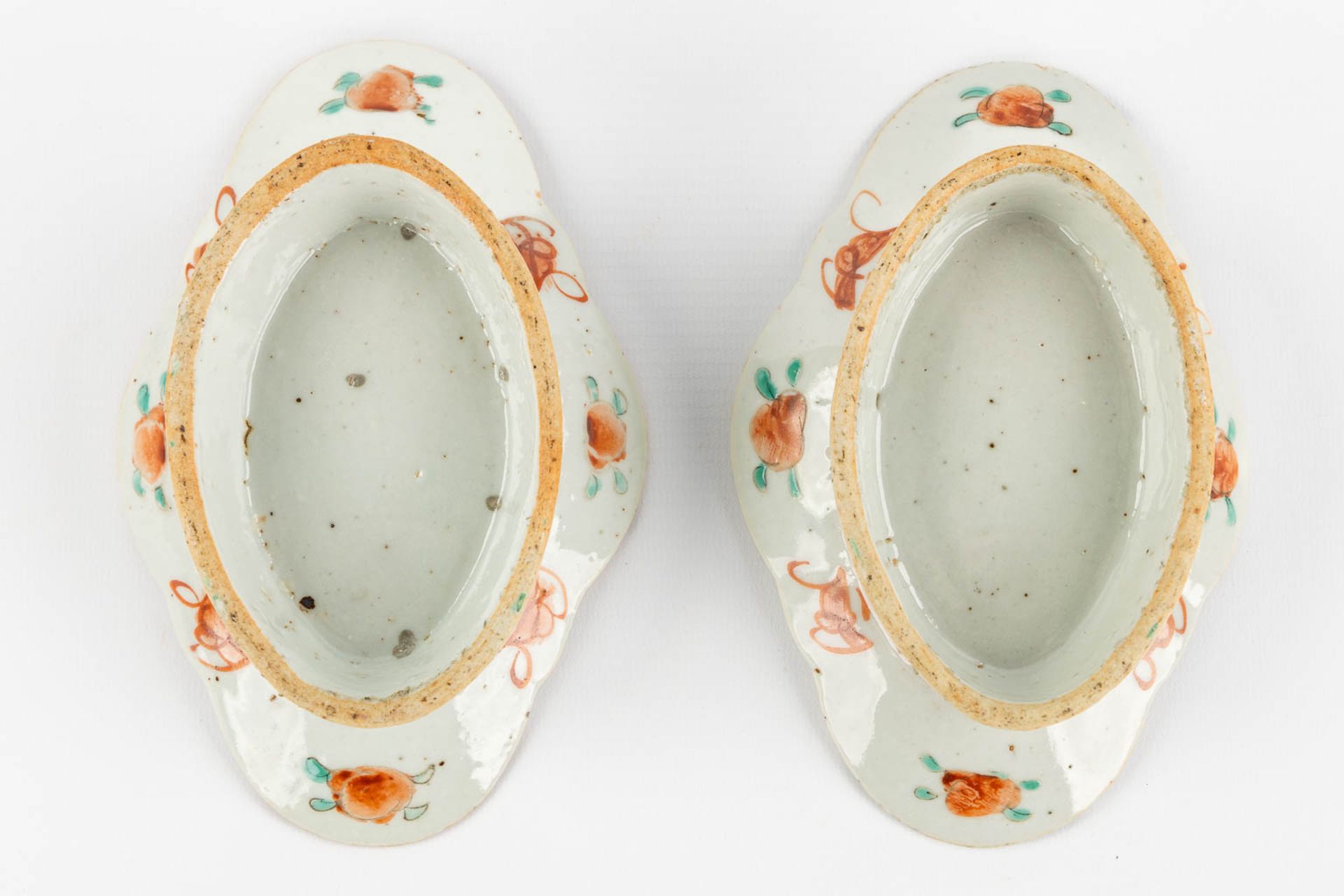 Four Oriental polychrome porcelain bowls, decorated with peaches and flowers. (L:12 x W:17 x H:4 cm) - Bild 5 aus 9
