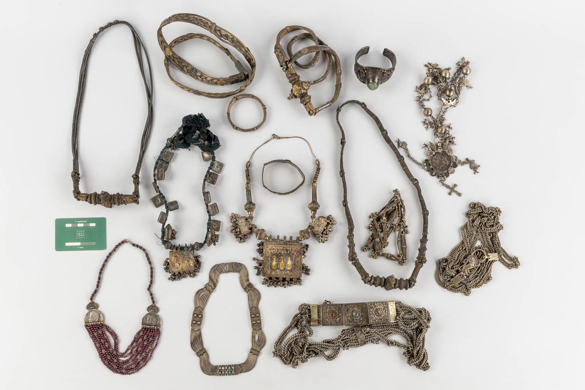 A collection of belts, bracelets and necklaces, silver of Islamic origin. 19th/20th C. 2,865kg. - Bild 2 aus 16