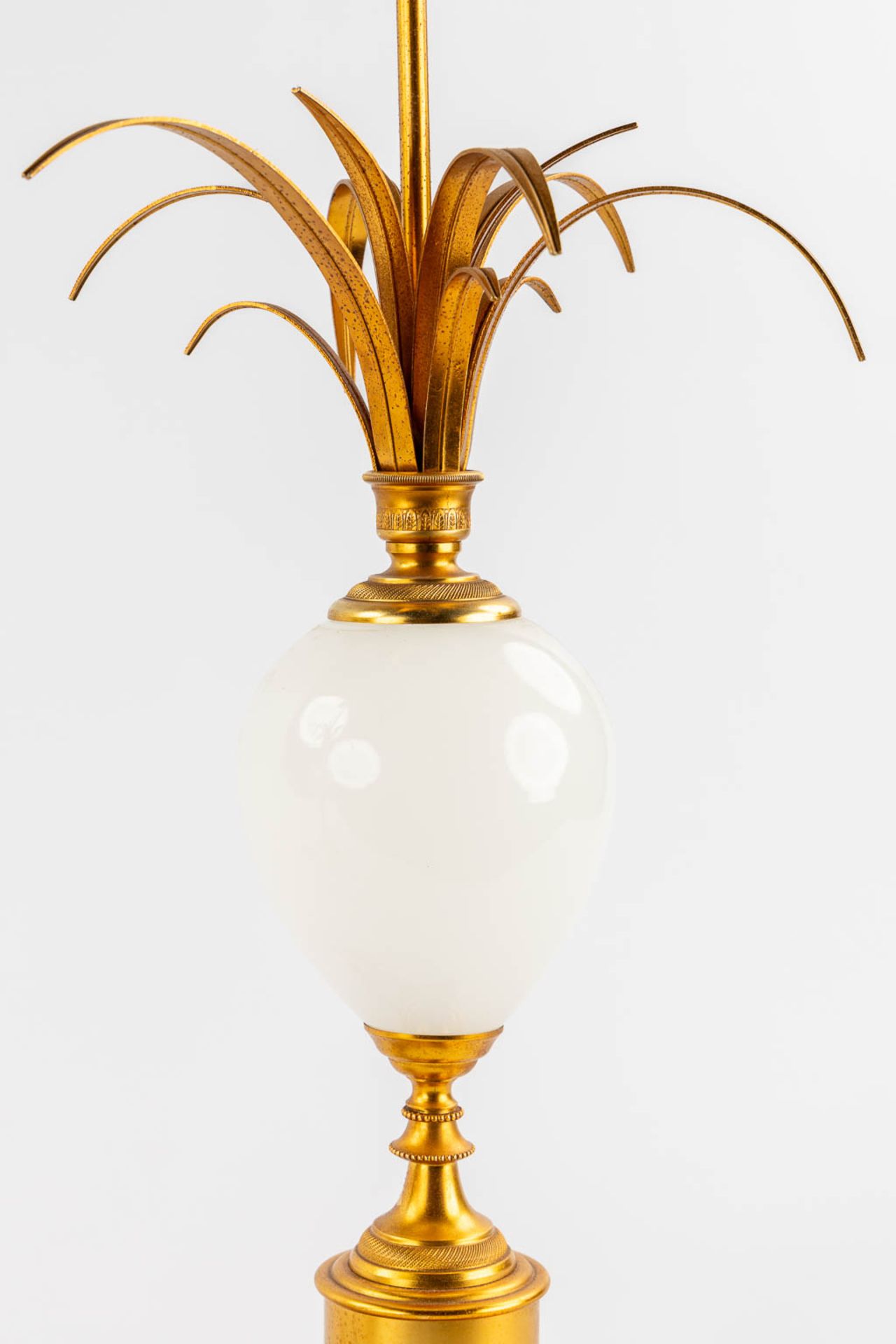 A pair of Hollywood Regency table lamps with opaline glass. (H:77 x D:20 cm) - Image 9 of 11