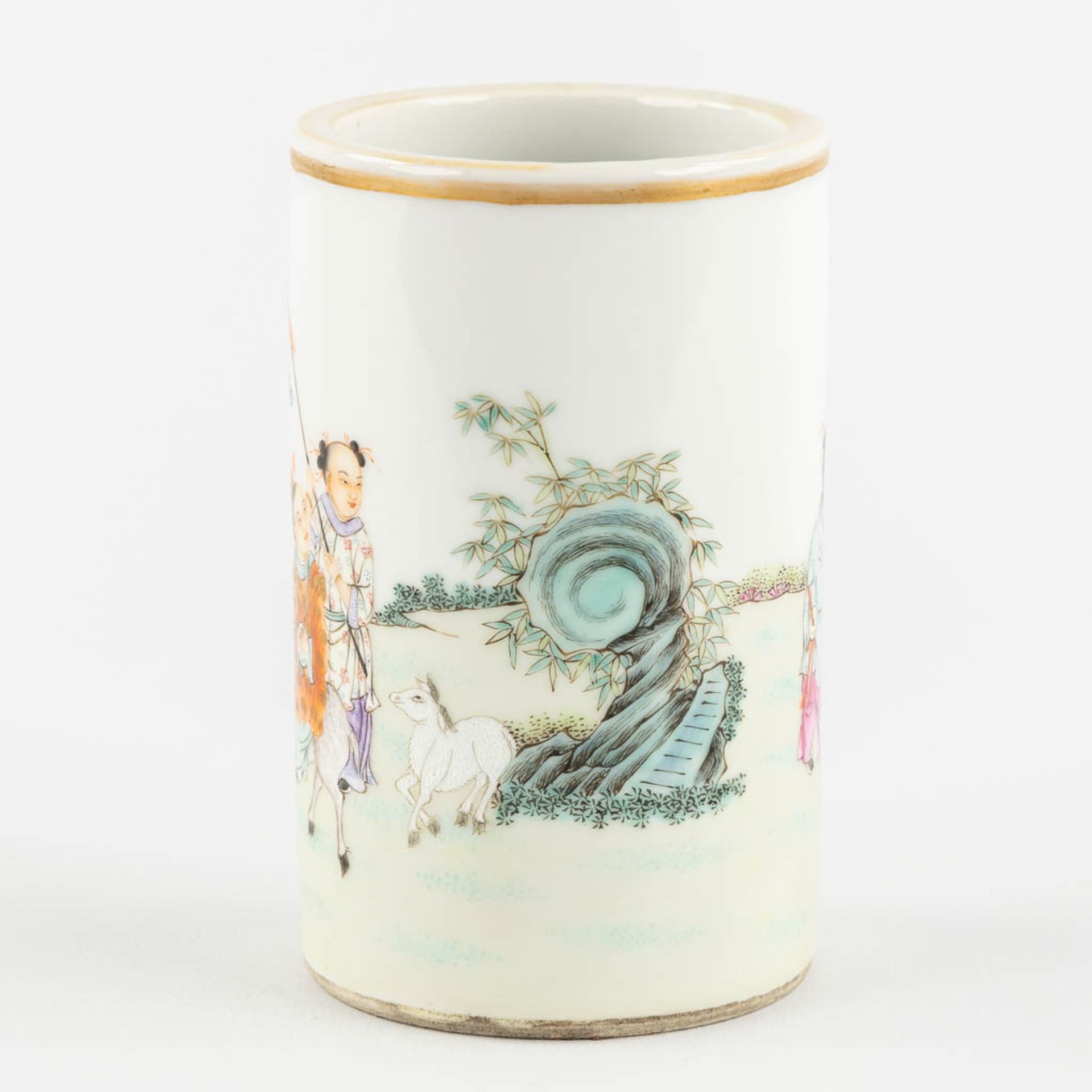 A small Chinese Brush Pot, decorated with Children in a parade, Qianlong mark. (H:12,5 x D:7,5 cm) - Bild 6 aus 13
