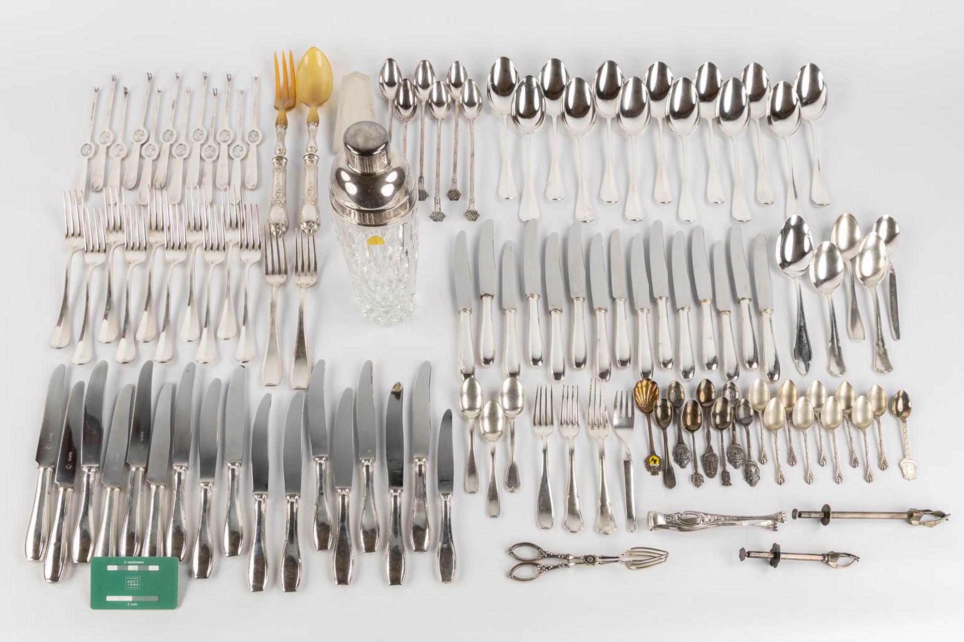 A collection of silver-plated metal and cutlery, added a cocktail shaker. 90 pieces. (H:23 cm) - Bild 2 aus 15