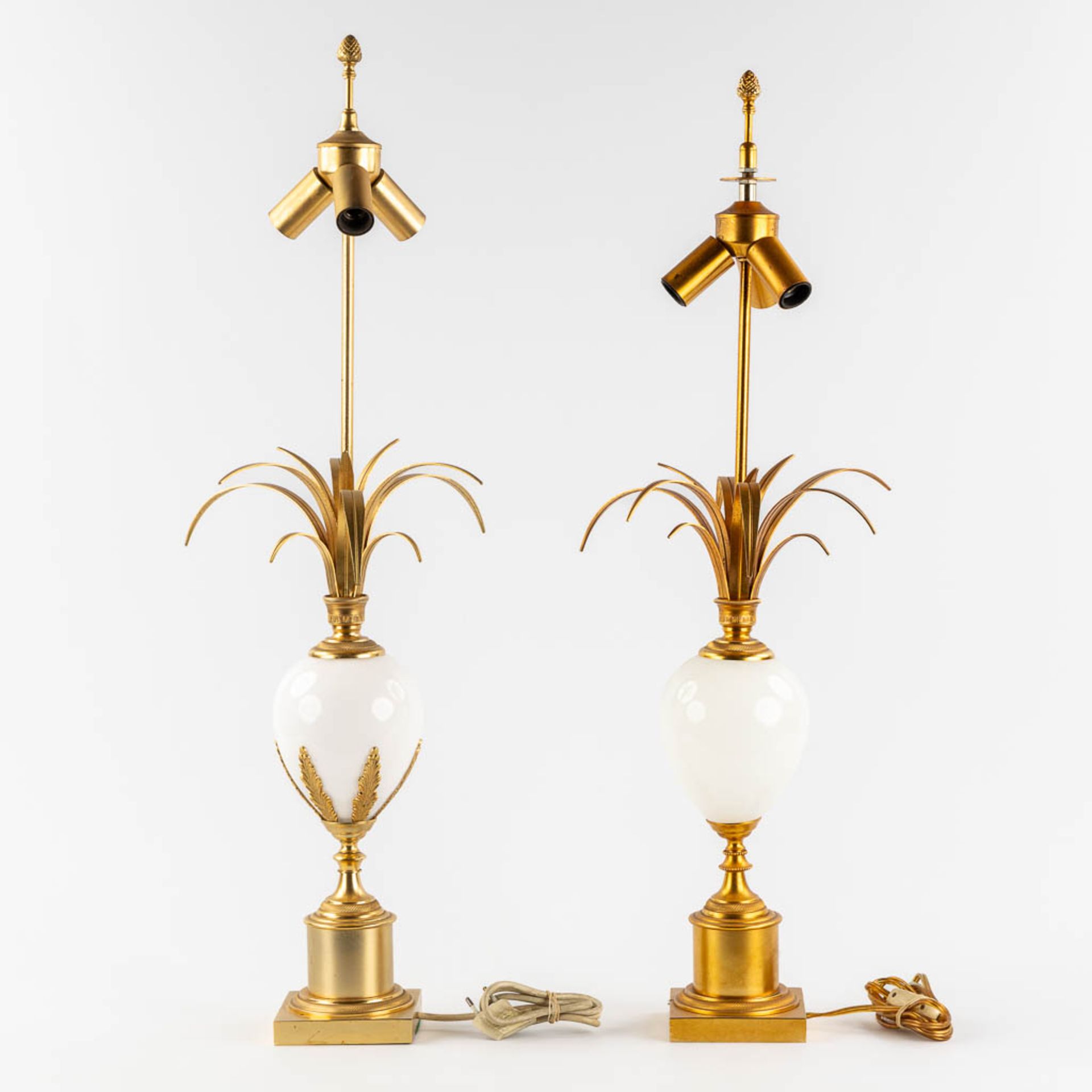 A pair of Hollywood Regency table lamps with opaline glass. (H:77 x D:20 cm) - Image 4 of 11